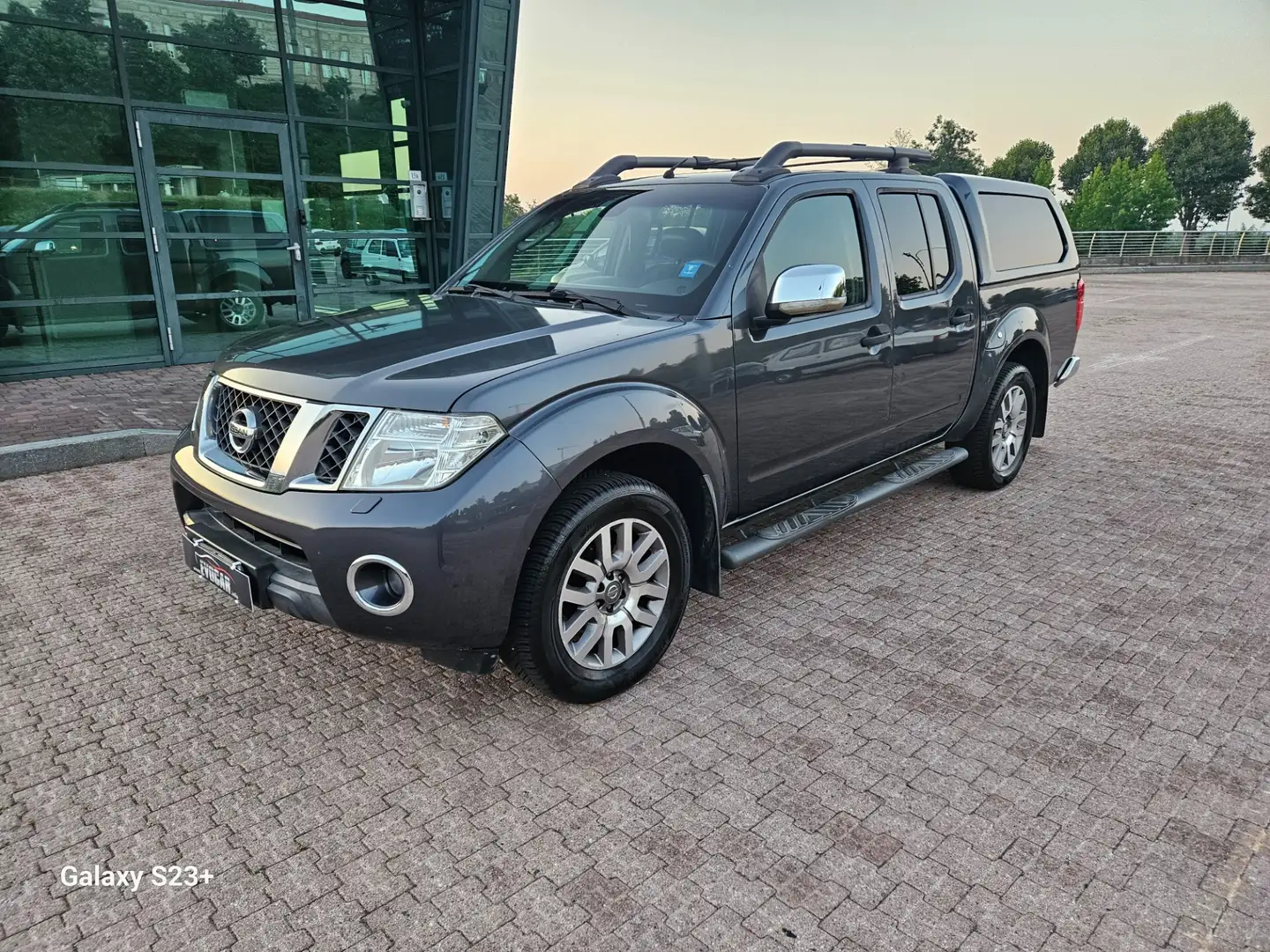 Nissan Navara 2.5 dCi 190CV 4 porte Double Cab Sport Grigio - 1