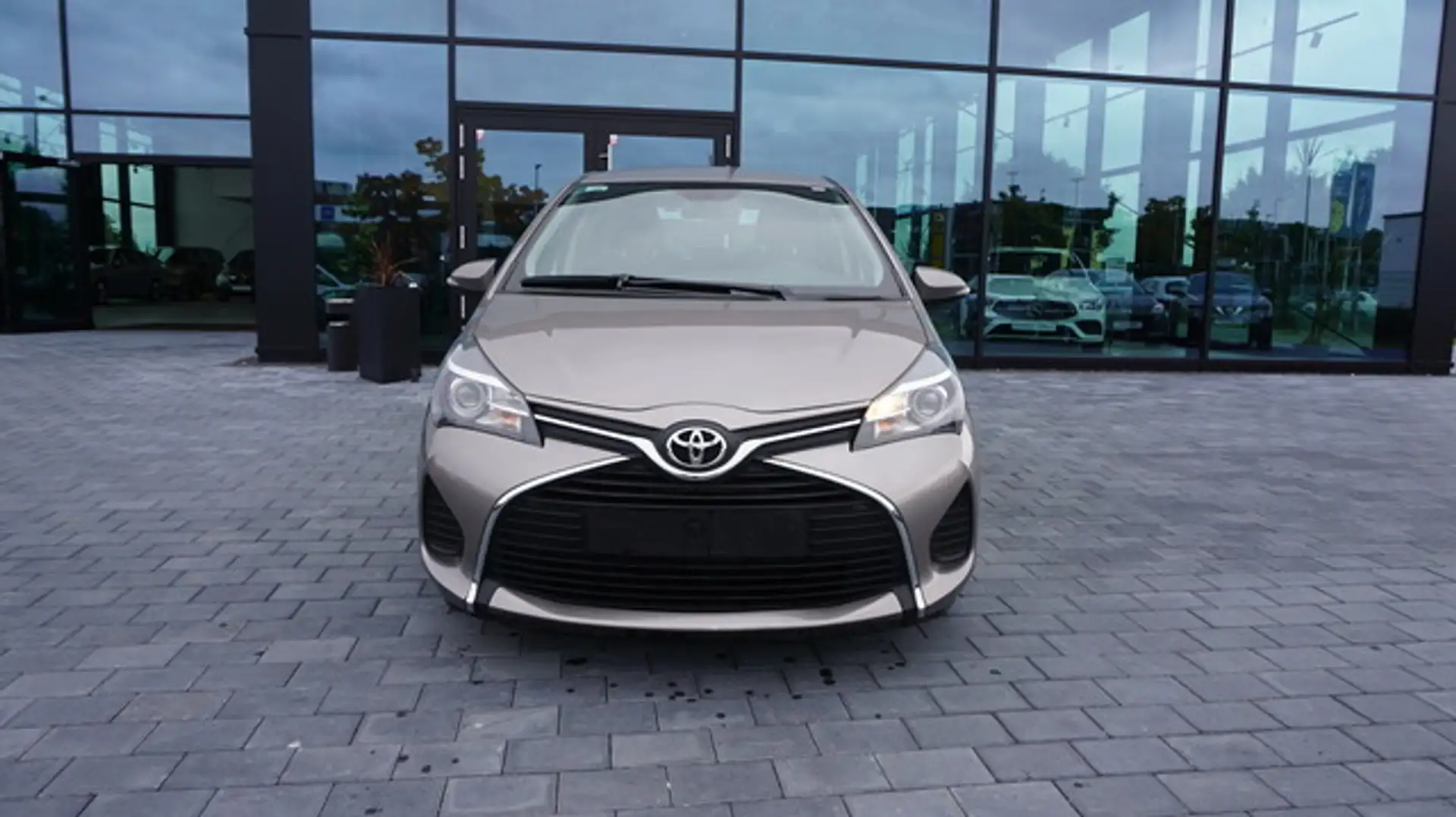 Toyota Yaris AUTOMATIK+NAVIGATION+KAMERA+TEMPOMAT Comfort Gris - 1