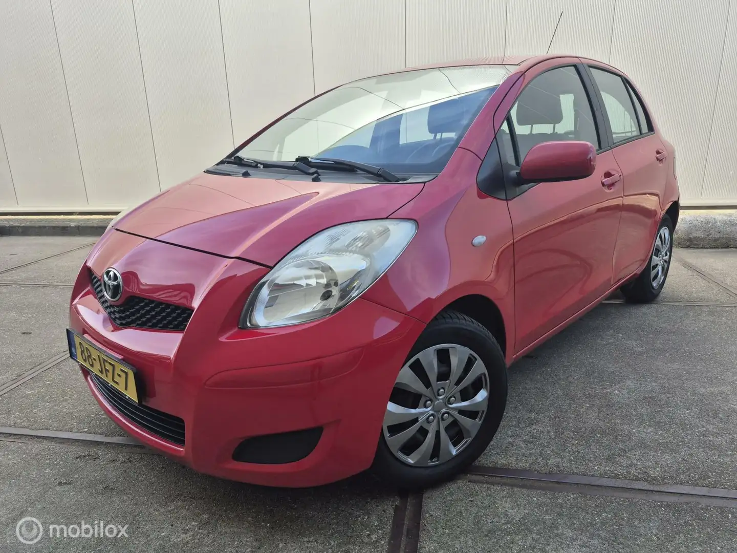 Toyota Yaris 1.3 VVTi Dynamic Automaat / Airco / NAP Rood - 1