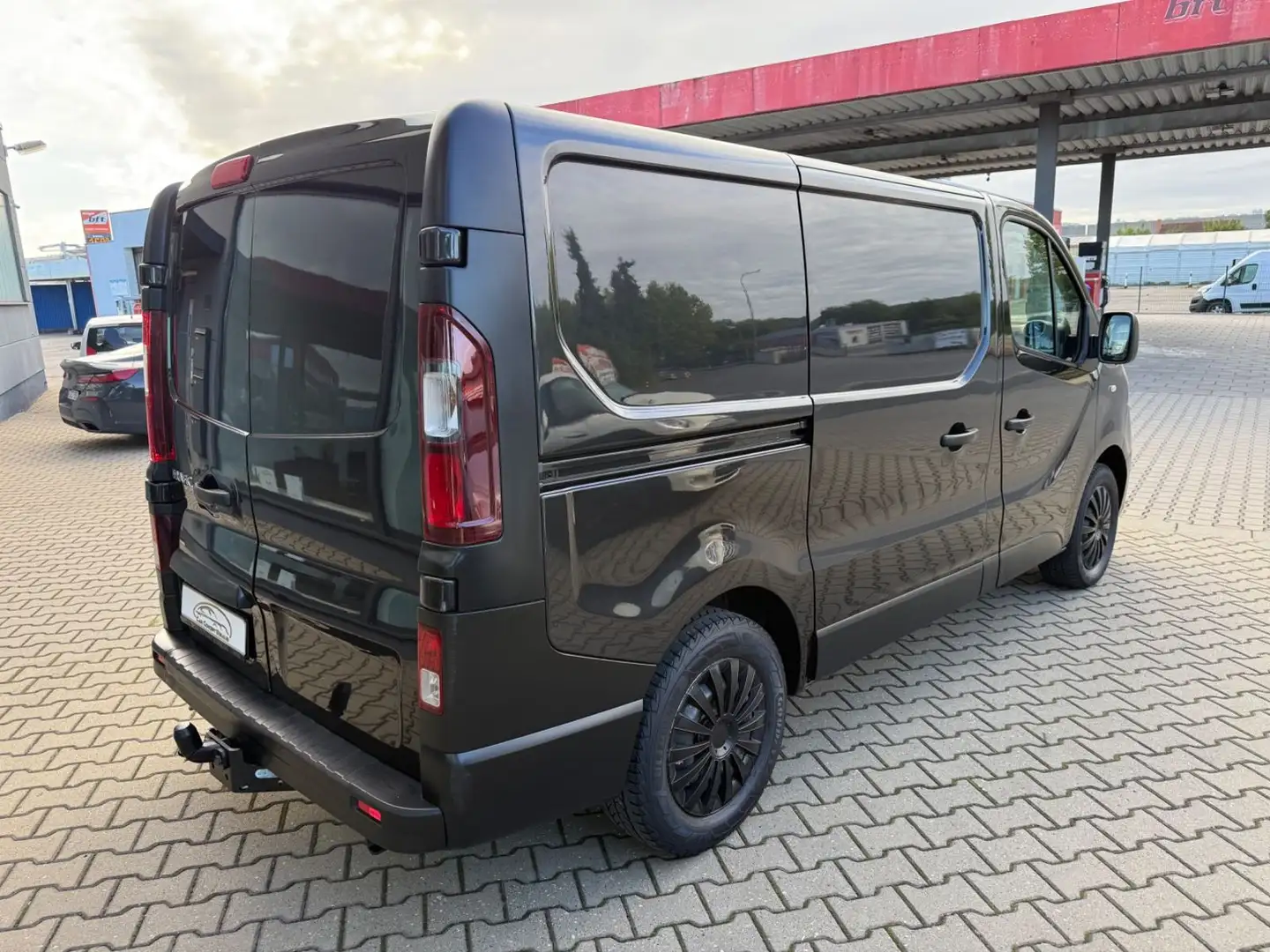 Renault Trafic Kasten L1H1 2,7t Komfort KLIMA AHK Schwarz - 2