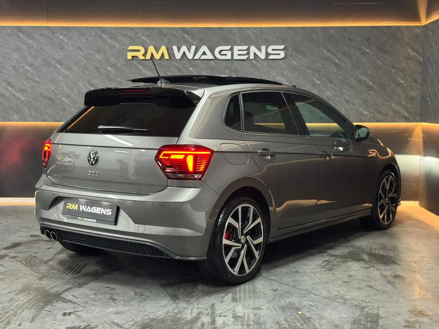 Volkswagen Polo GTI 2.0 TSI GTI|PANO|BEATS|CARPLAY| Grijs - 2