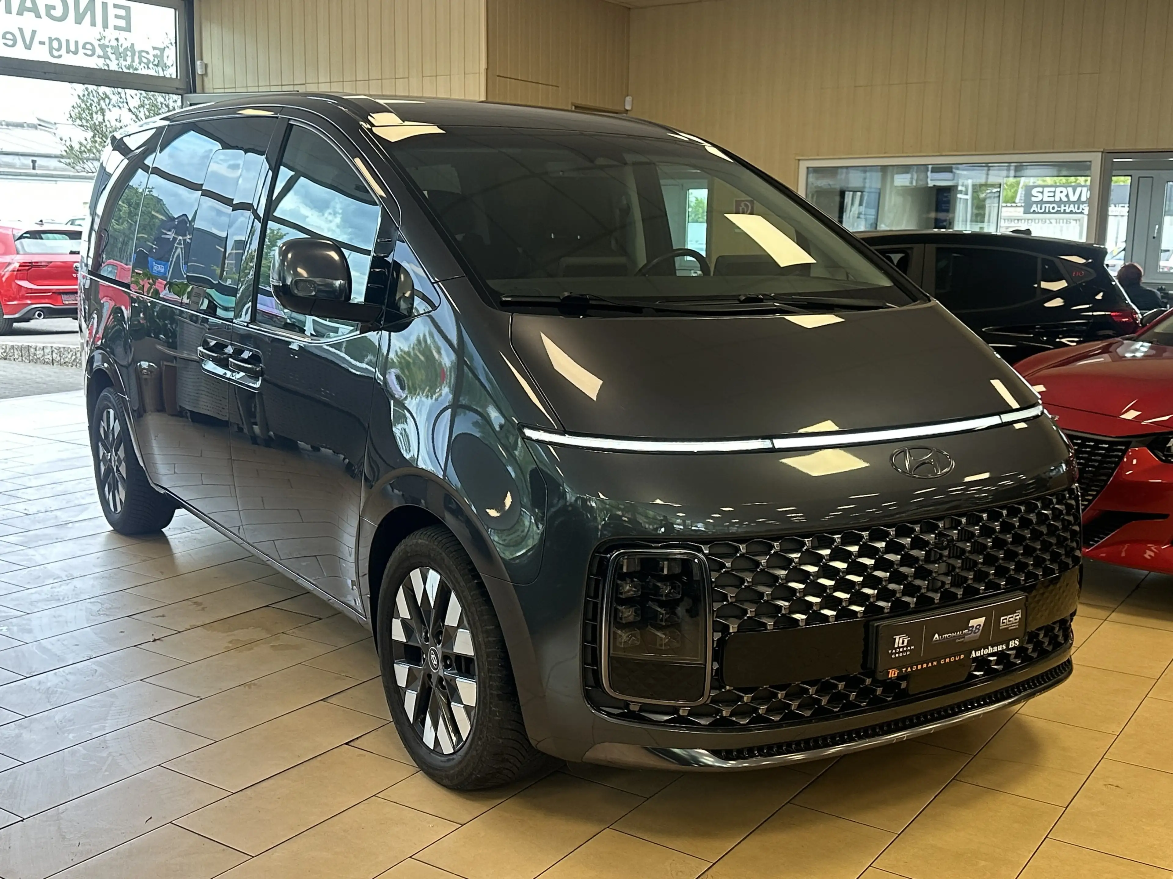Hyundai STARIA Signature*4WD*GARANTIE*NSCC*BOSE*Leder* — photo 3