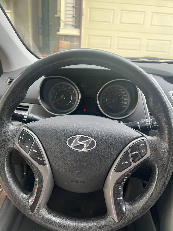 Hyundai ELANTRA снимка Hyundai ELANTRA