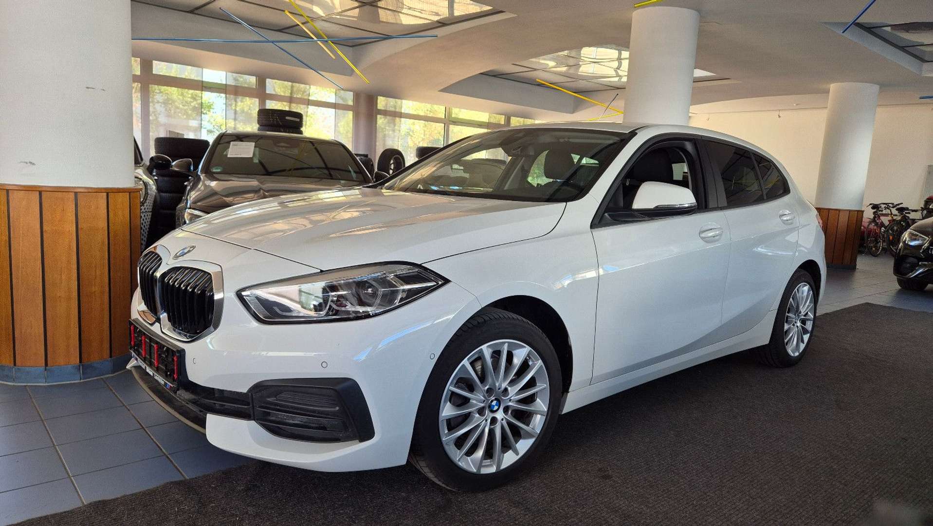 BMW 118 nuo 367 €/ mėn Benzinas 2023m. Sedanas Mechaninė
