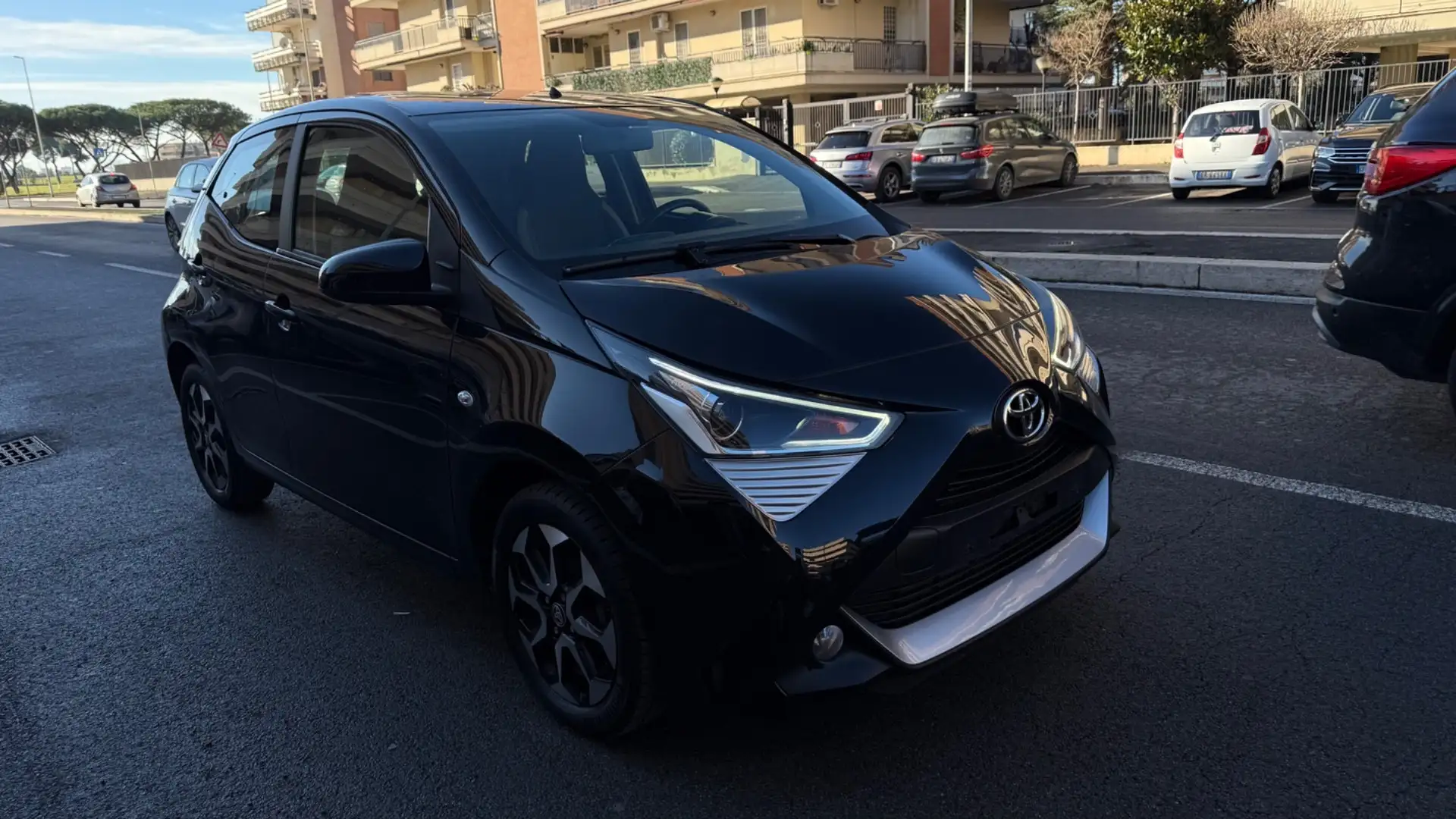 Toyota Aygo Connect 1.0 VVT-i 72 CV 5 porte x-play MMT LED NAV Schwarz - 2