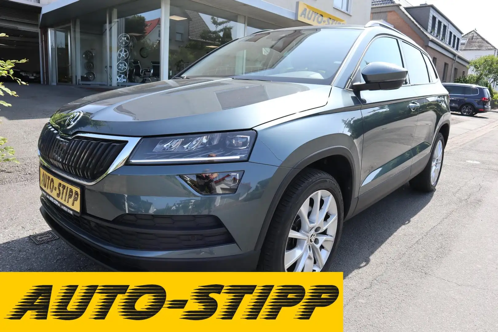 Skoda Karoq 2.0 TDI Style NAVI KEYLESS LED SITZH DAB Grau - 1