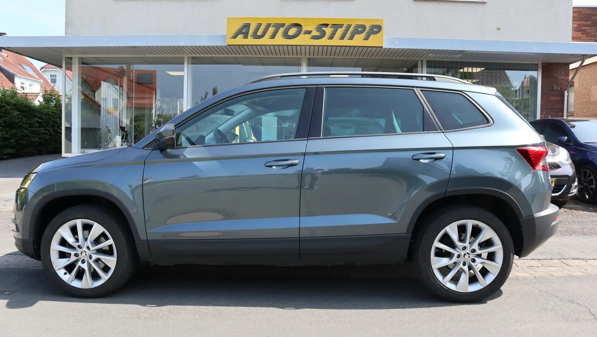 Skoda Karoq 2.0 TDI Style NAVI KEYLESS LED SITZH DAB Grau - 2