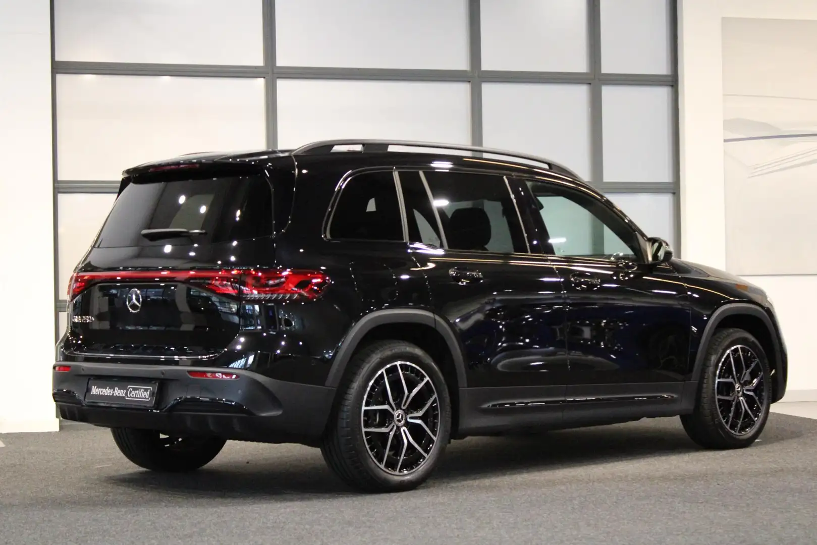 Mercedes-Benz EQB 250 250+ Business Edition Line: AMG Zwart - 2