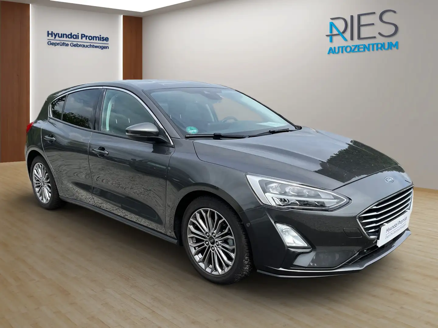 Ford Focus 1.0 EcoBoost Titanium *Navi*KlimaA*LED*SHZ Grijs - 2