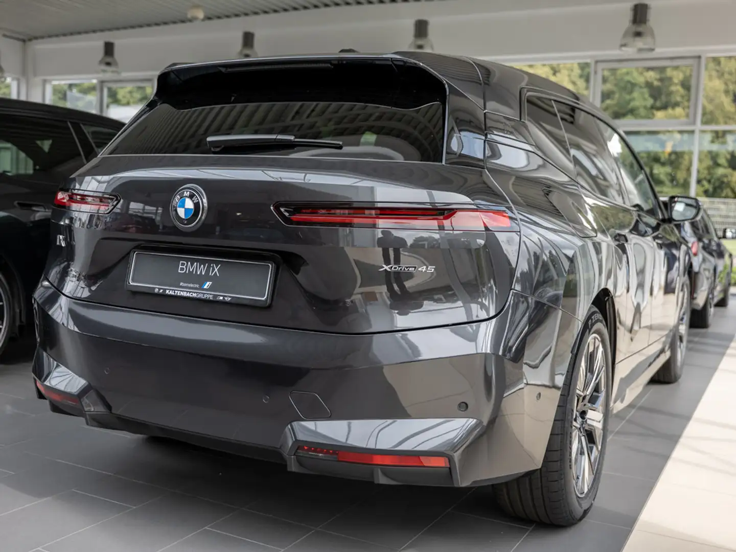 BMW iX xDrive 45 FACEL. LED ACC AHK NAVI H/K SHZ Gris - 2