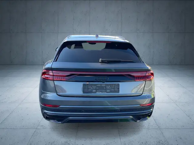 Audi Q8 view 5