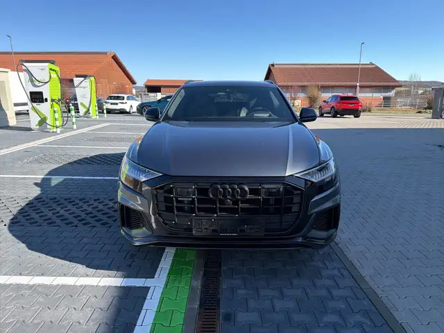 Audi Q8 view 28