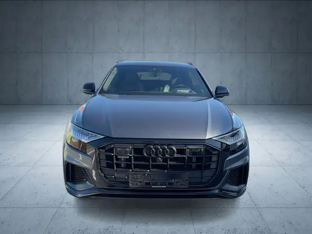 Audi Q8 view 9