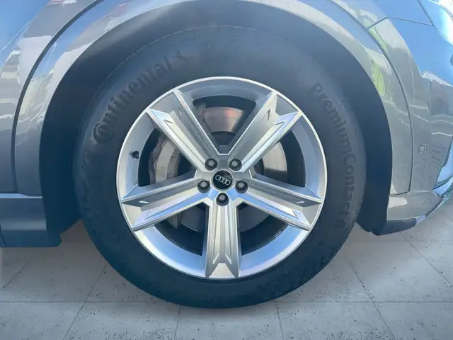 Audi Q8 view 8