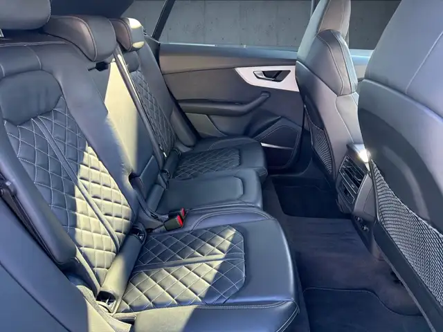 Audi Q8 view 17