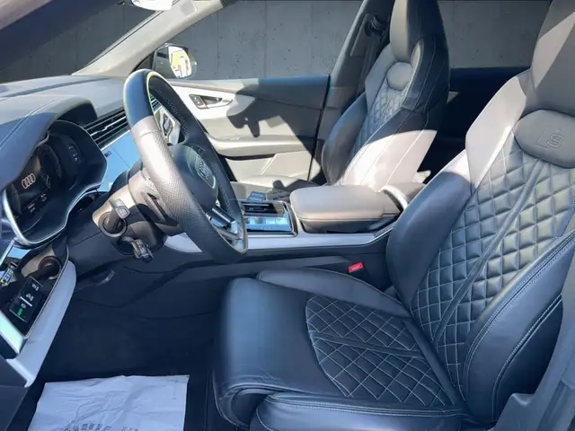 Audi Q8 view 10