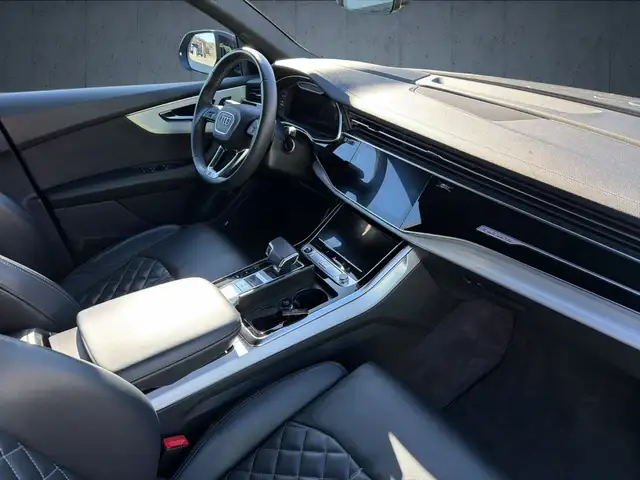 Audi Q8 view 21
