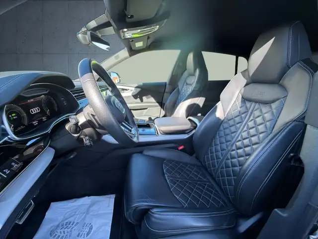 Audi Q8 view 26
