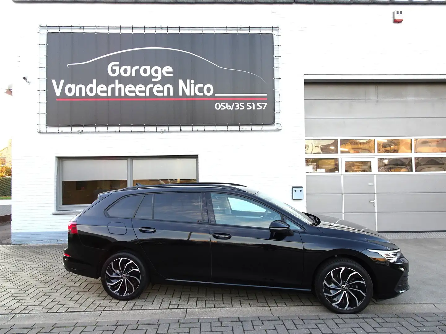 Volkswagen Golf Variant 1.5eTSi Life TREKHAAK,CARPLAY,DSG,CAMERA,EL.KOFFER Zwart - 1