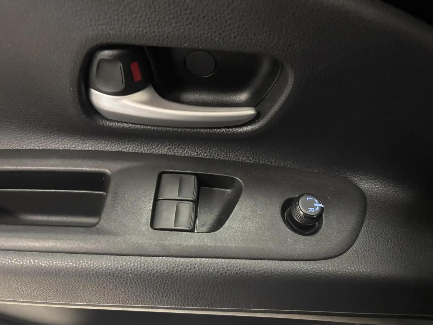 Toyota Aygo X 1.0 VVT-i MT Play SLECHTS 32.705KM, APPLE CARPLAY/ Zwart - 2