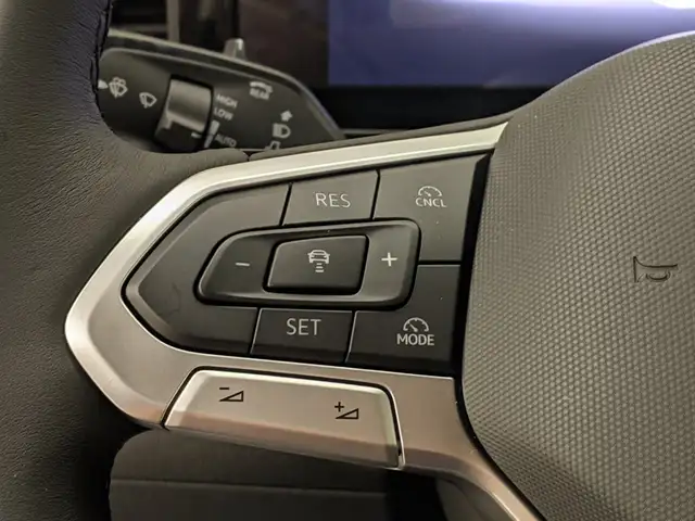 Volkswagen T-Roc view 11