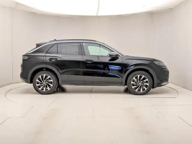 Volkswagen T-Roc view 3