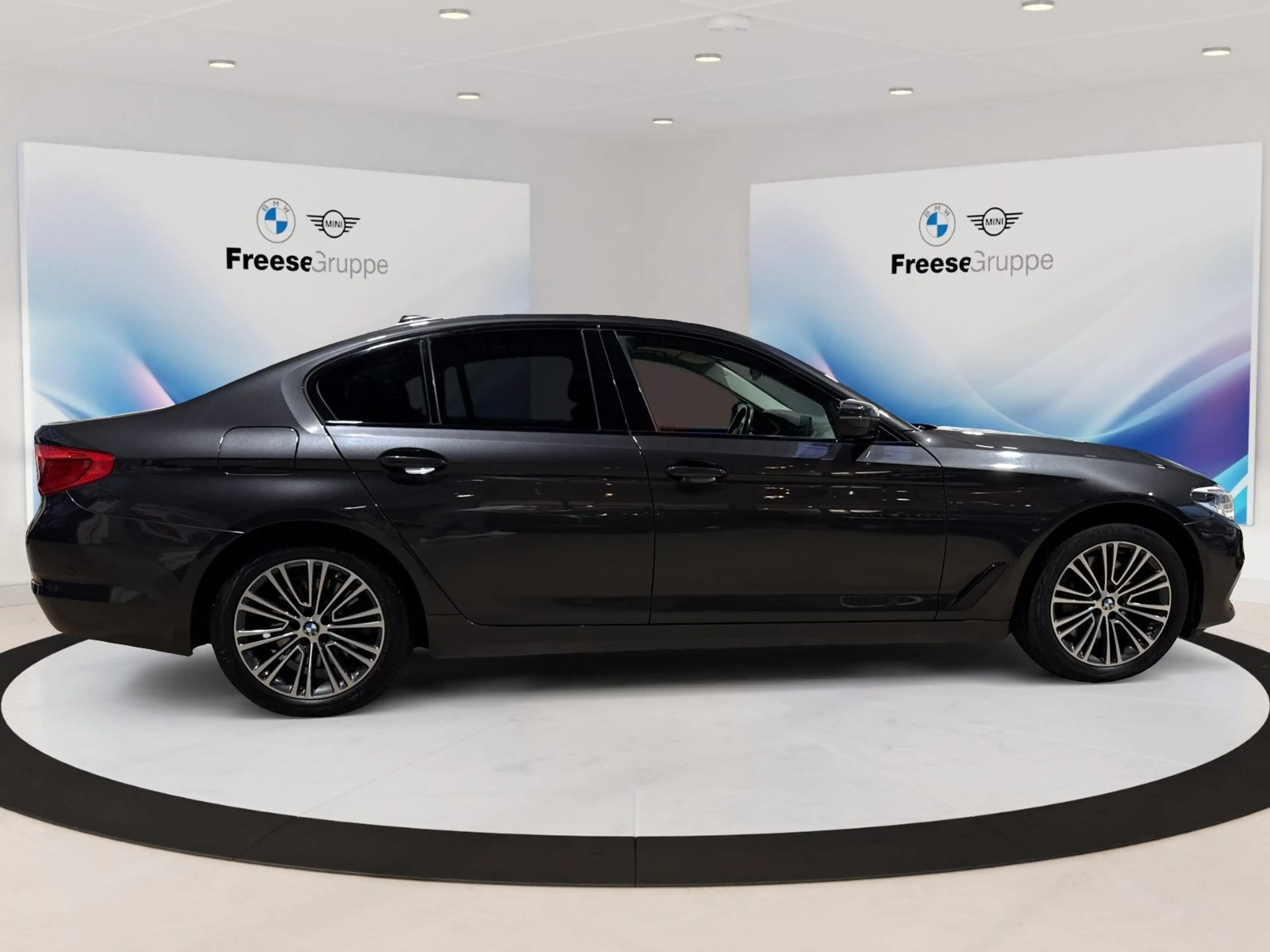 BMW 530 e iPerformance Limousine Sport Line — photo 7