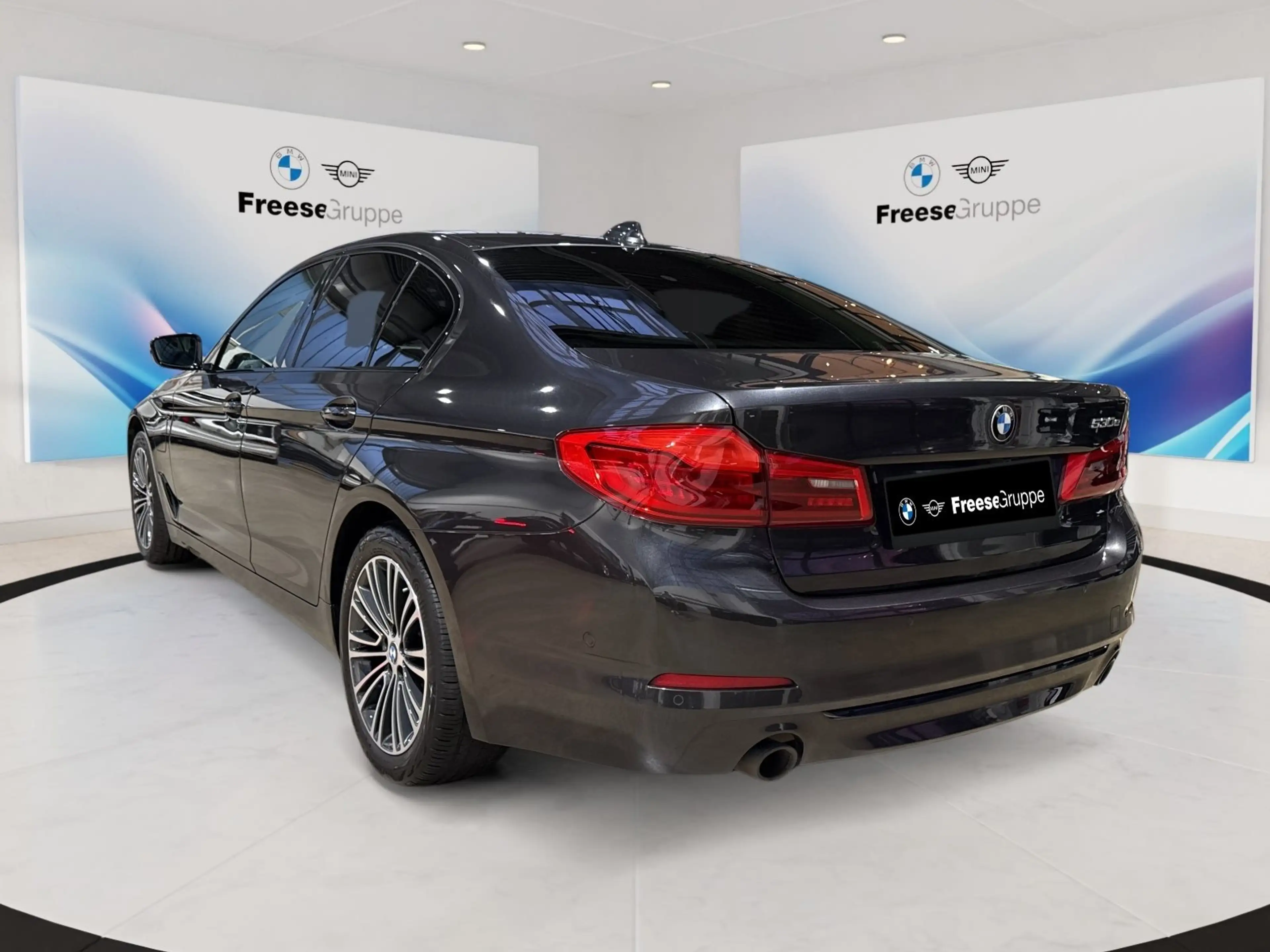 BMW 530 e iPerformance Limousine Sport Line — photo 4