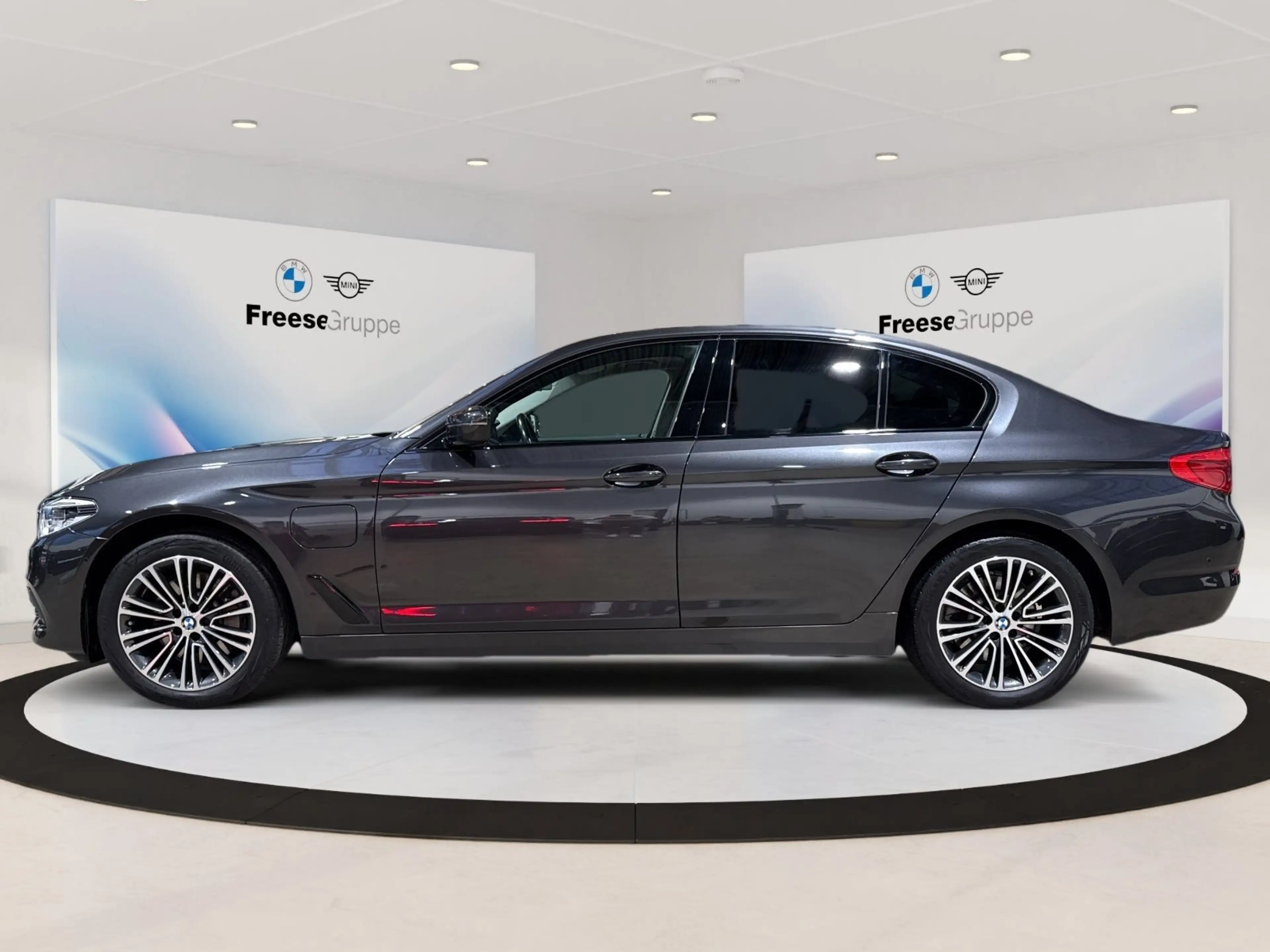 BMW 530 e iPerformance Limousine Sport Line — photo 3