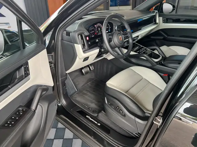 Porsche Cayenne view 4