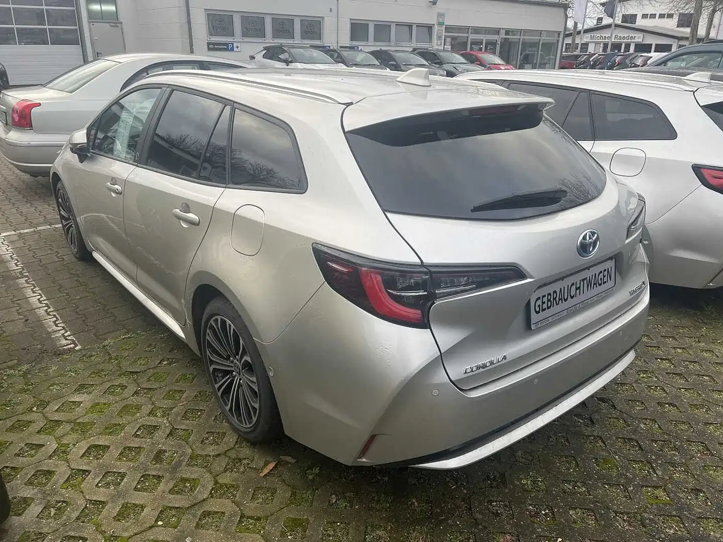 Toyota Corolla Touring Sports Hybrid 1.8 Team D Silber - 2