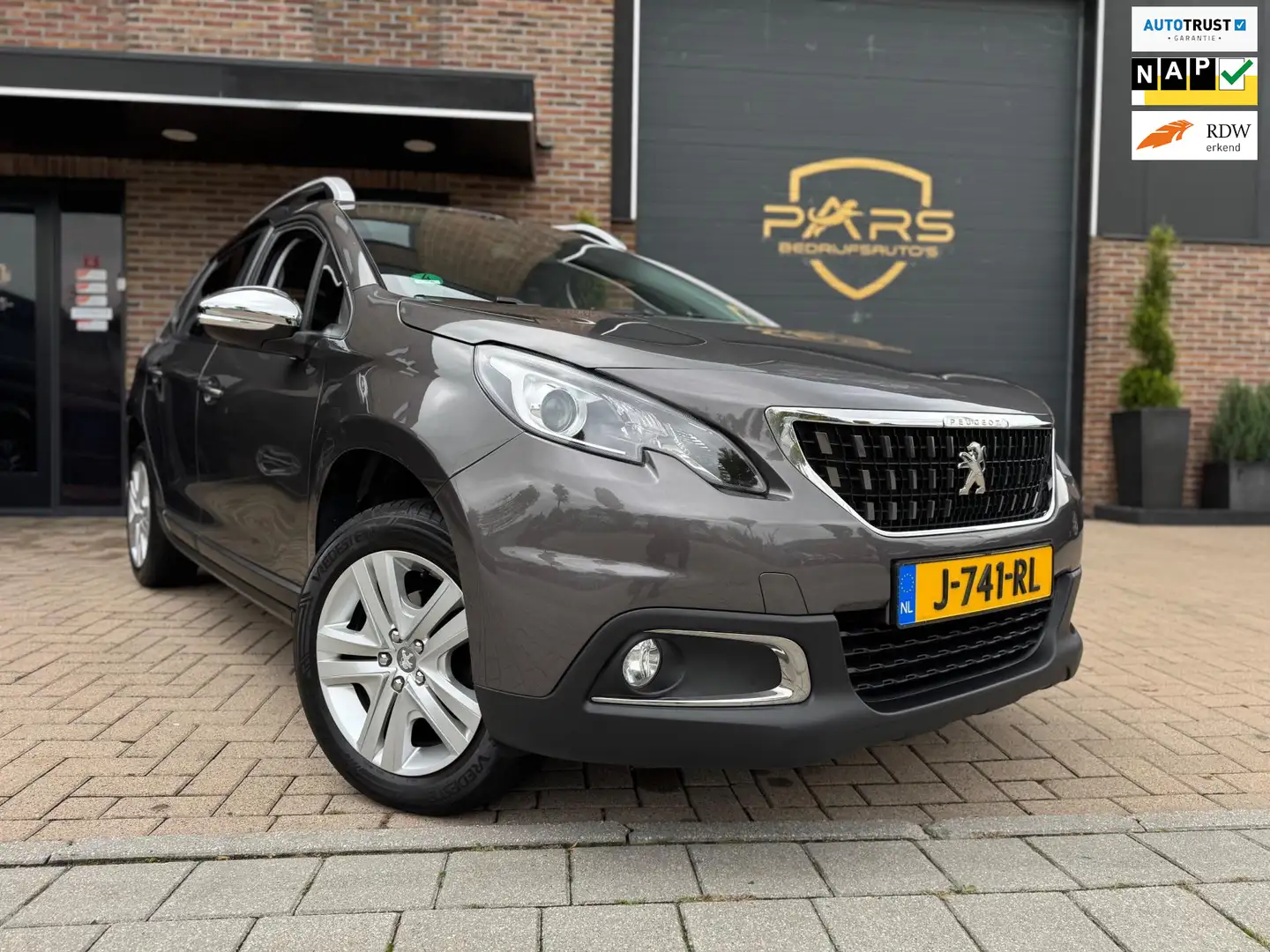 Peugeot 2008 1.2 PureTech Blue Lion Airco Navi Camera Cruise Co Gris - 1