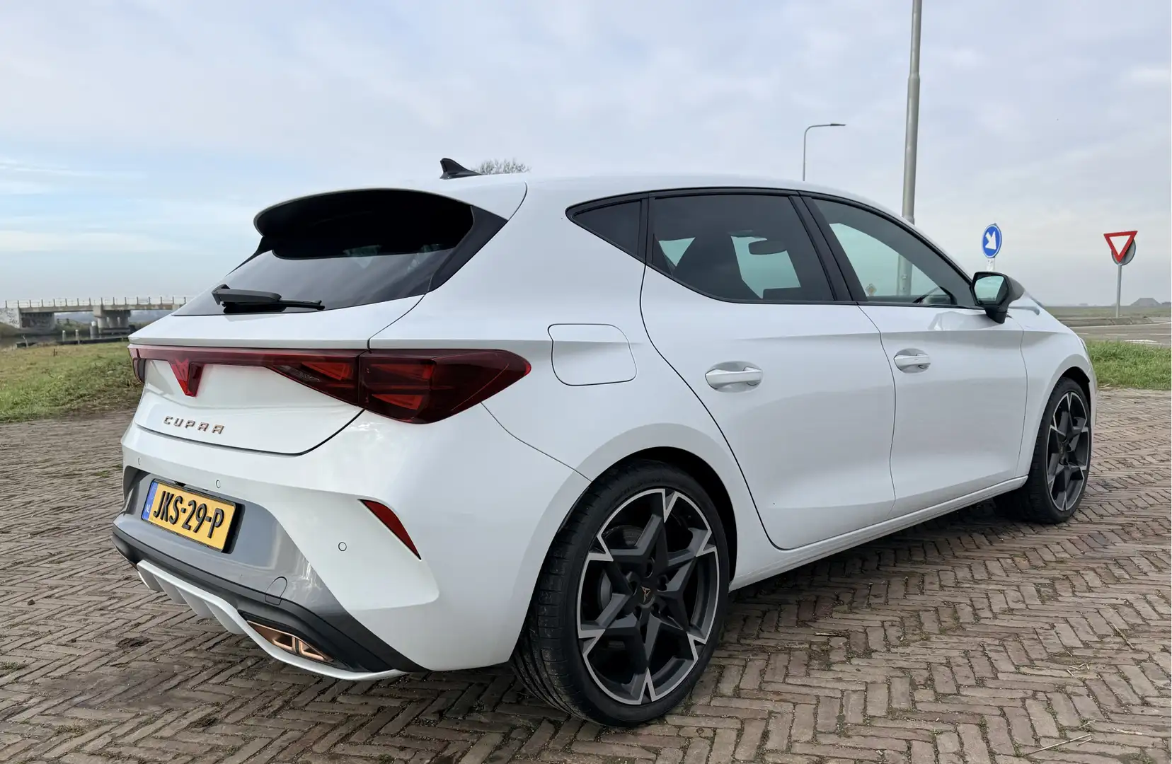 CUPRA Leon 1.5 TSI e-Hybrid VZ 272 PK Extreme 200kW Full Hybr Wit - 2