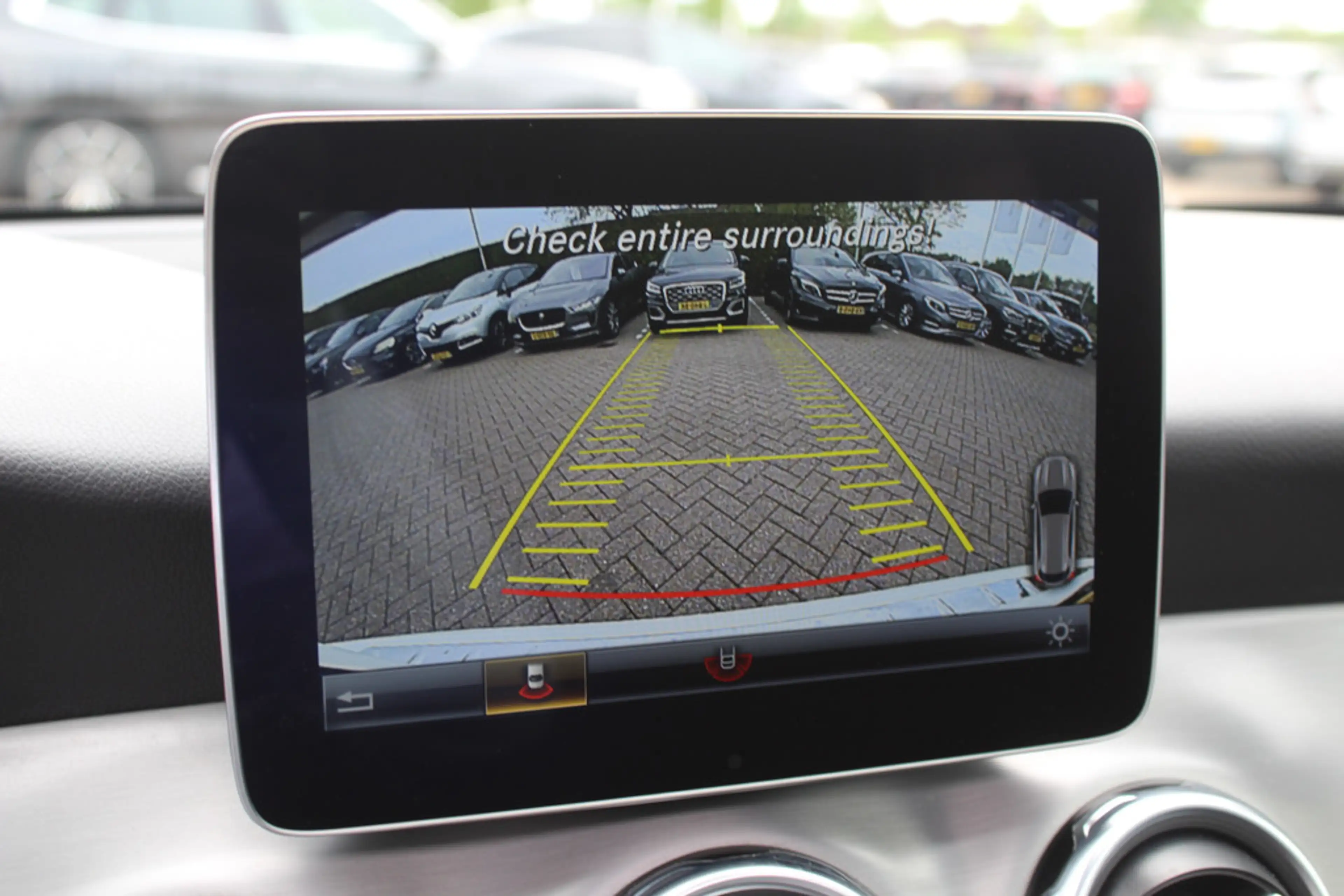 Mercedes-Benz GLA 180 Business Solution AMG Night Upgrade / Camera / App — photo 21