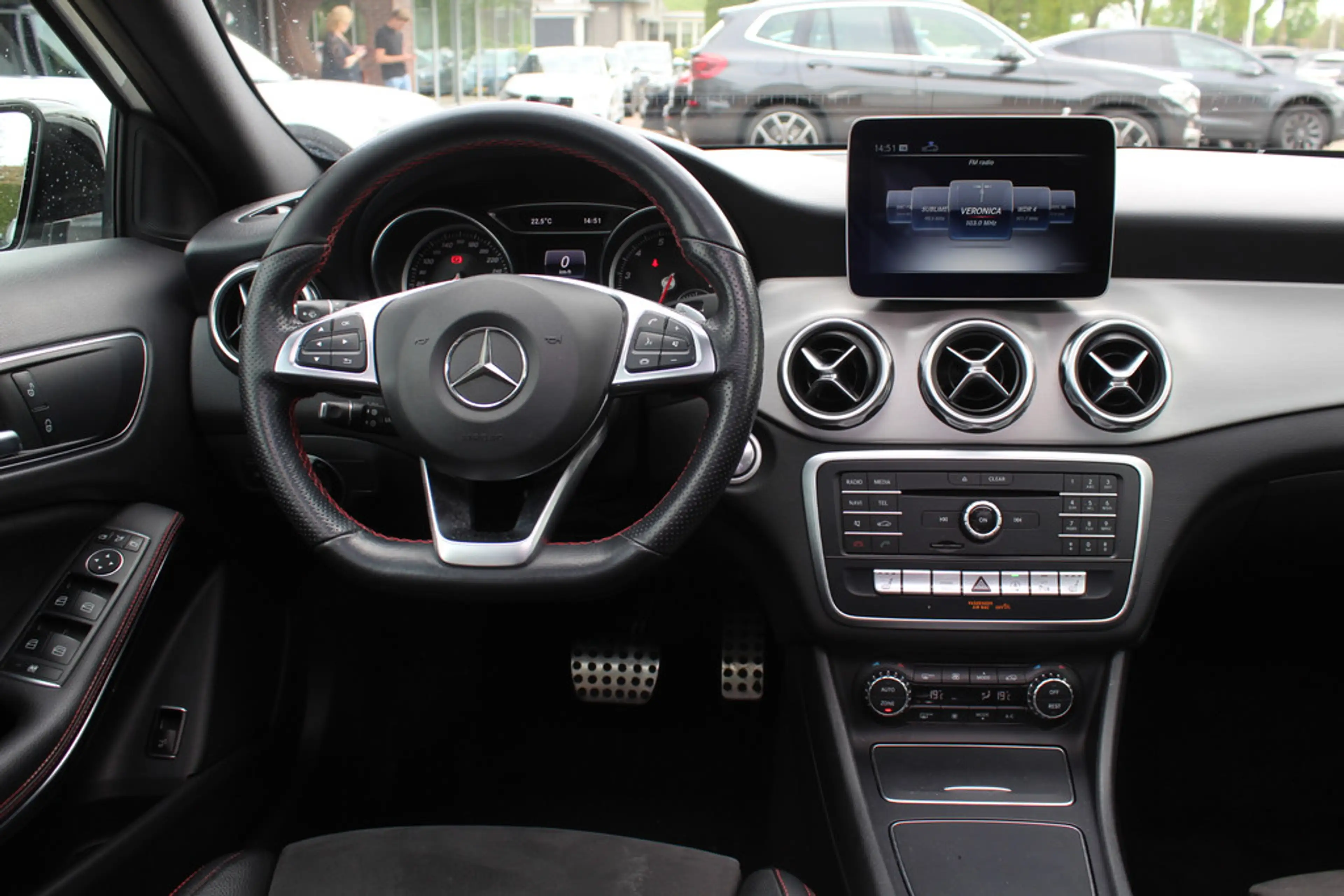 Mercedes-Benz GLA 180 Business Solution AMG Night Upgrade / Camera / App — photo 9