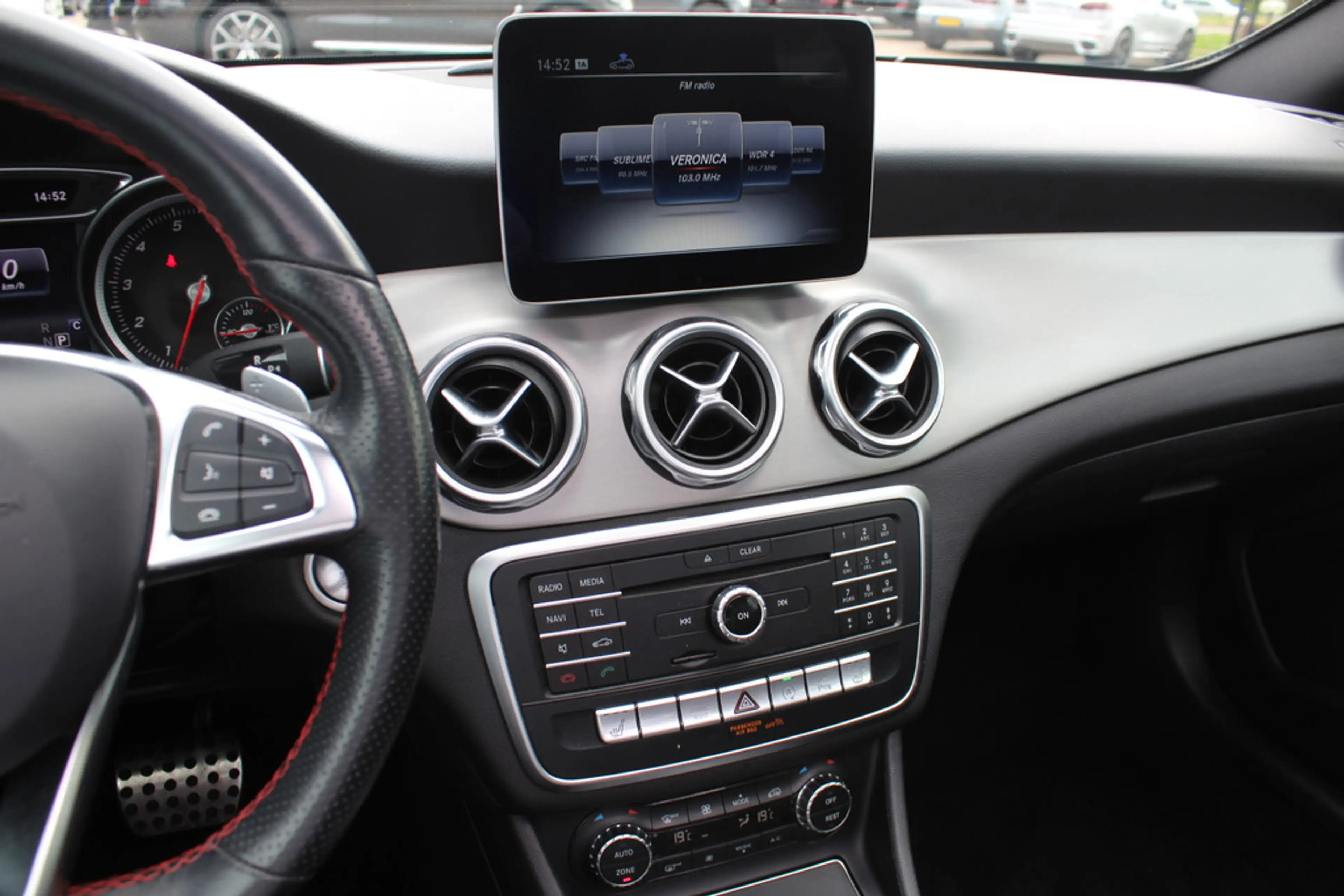 Mercedes-Benz GLA 180 Business Solution AMG Night Upgrade / Camera / App — photo 18