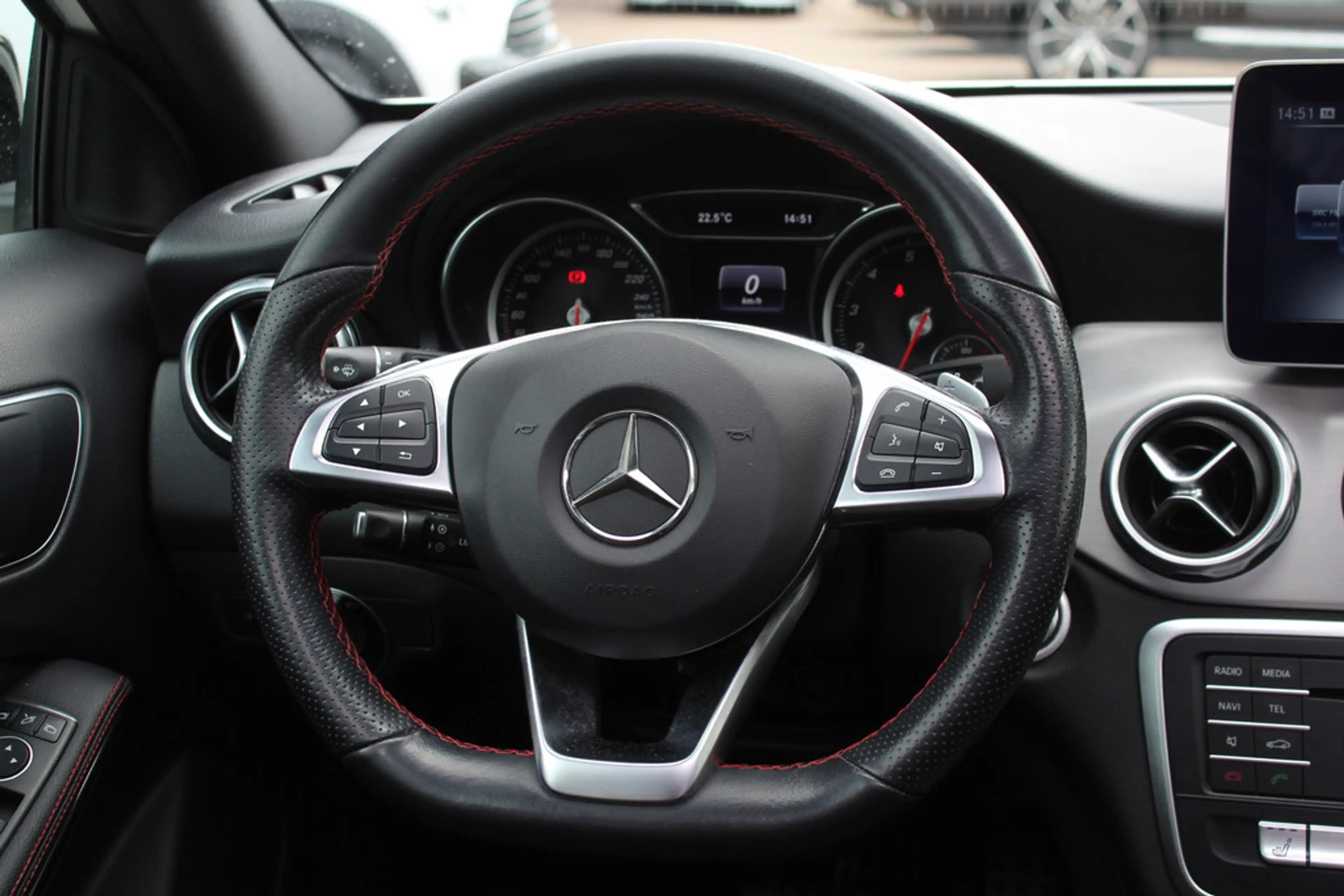 Mercedes-Benz GLA 180 Business Solution AMG Night Upgrade / Camera / App — photo 17