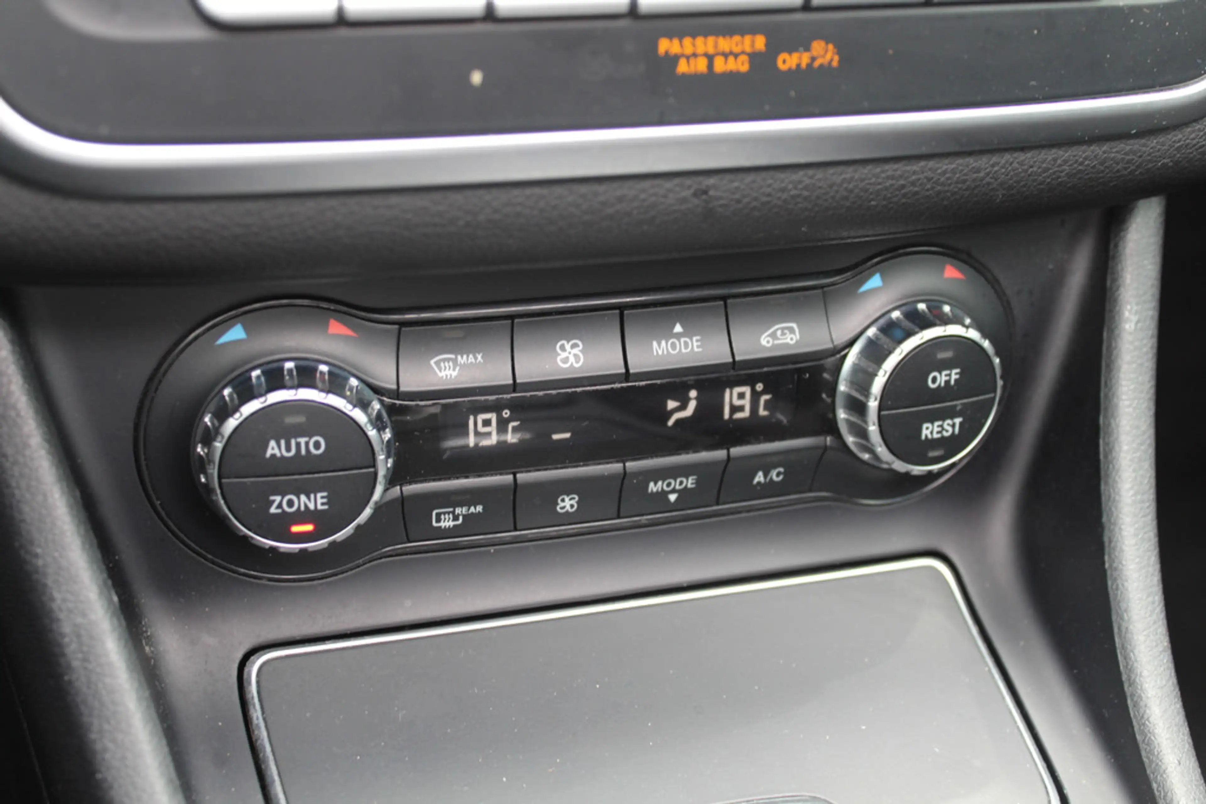 Mercedes-Benz GLA 180 Business Solution AMG Night Upgrade / Camera / App — photo 25