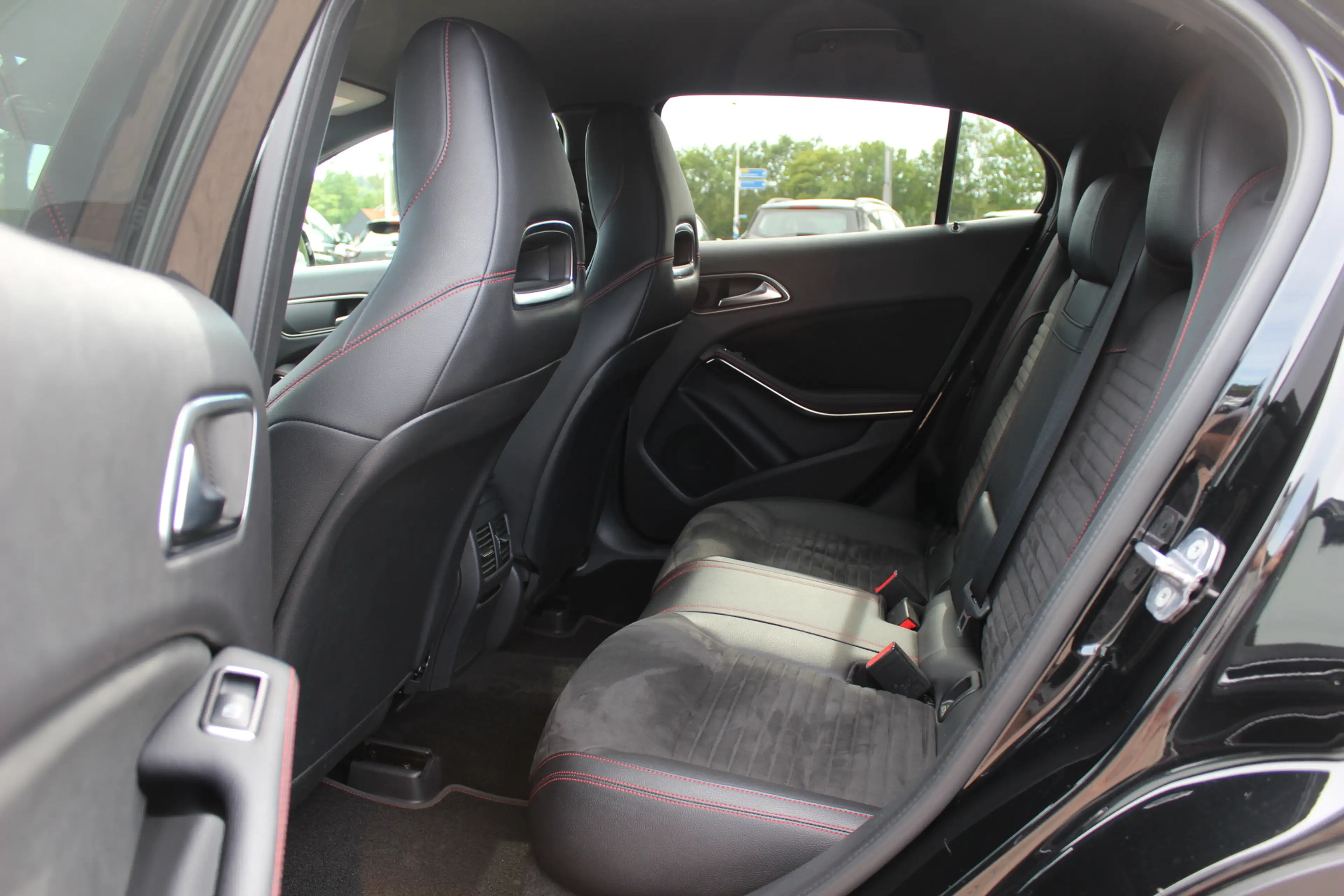 Mercedes-Benz GLA 180 Business Solution AMG Night Upgrade / Camera / App — photo 11