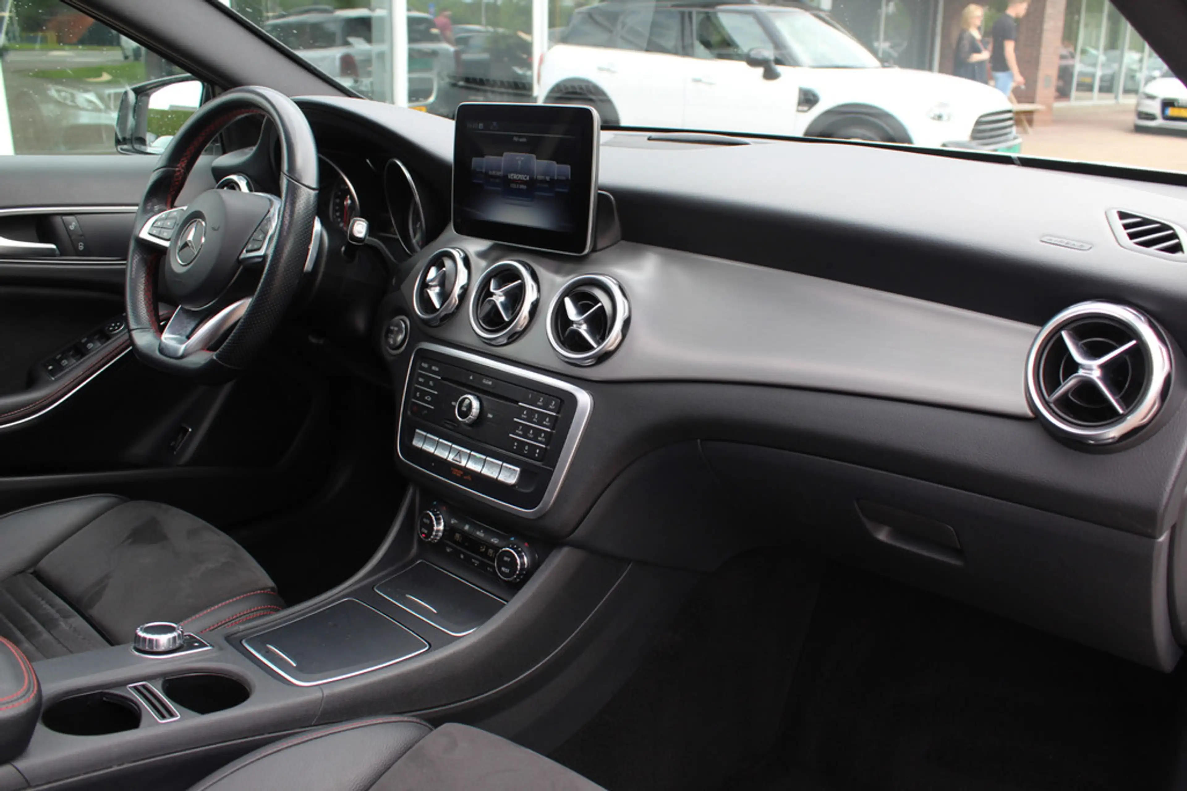 Mercedes-Benz GLA 180 Business Solution AMG Night Upgrade / Camera / App — photo 13