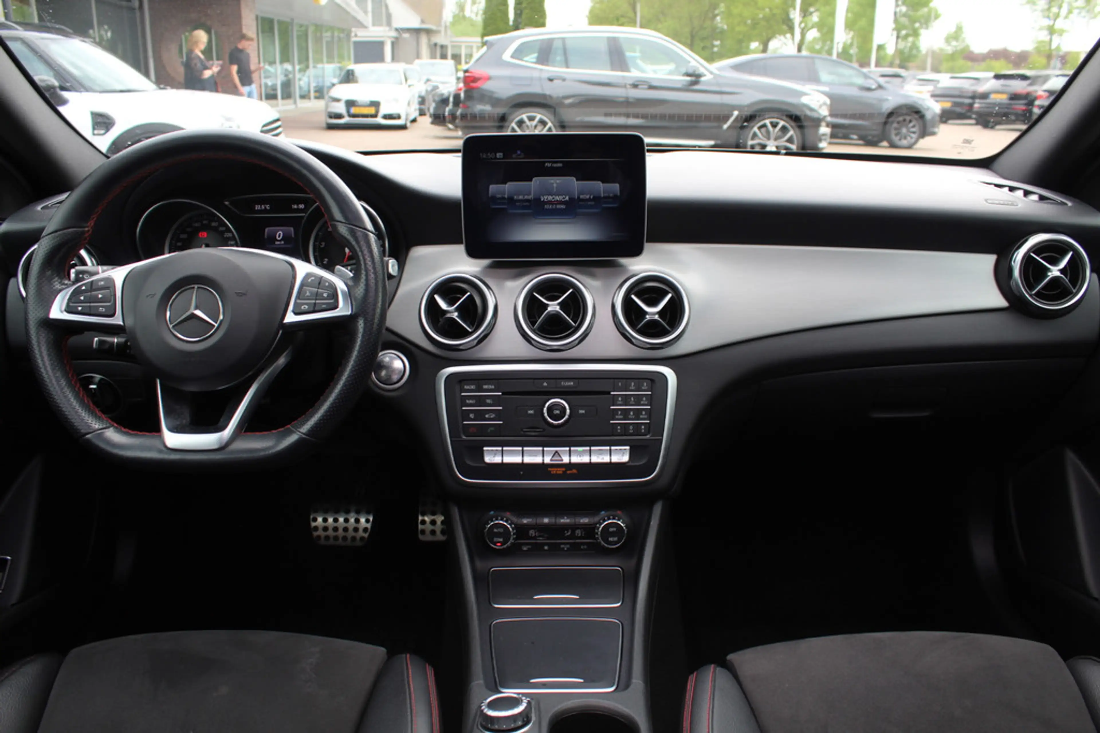 Mercedes-Benz GLA 180 Business Solution AMG Night Upgrade / Camera / App — photo 2