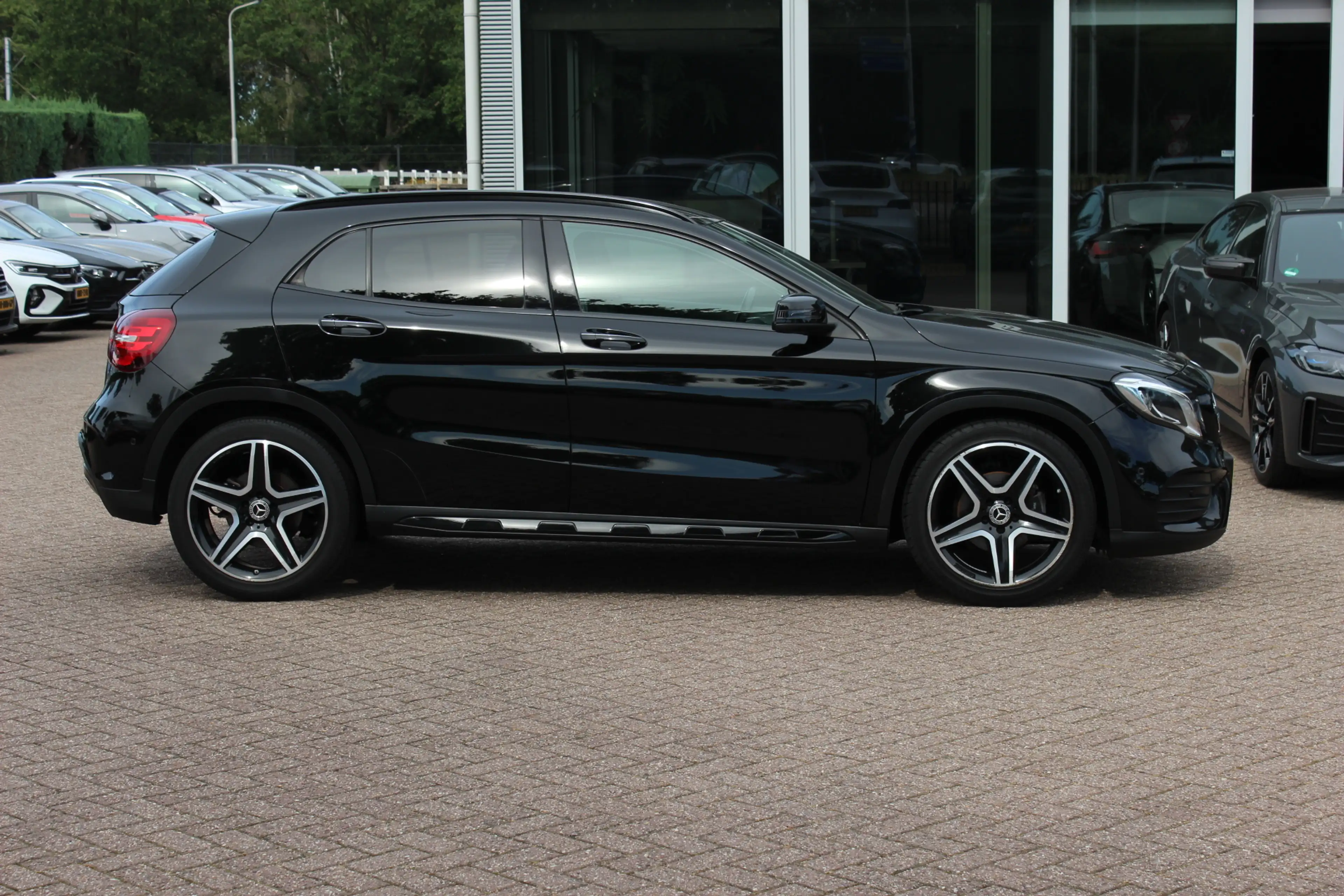 Mercedes-Benz GLA 180 Business Solution AMG Night Upgrade / Camera / App — photo 5