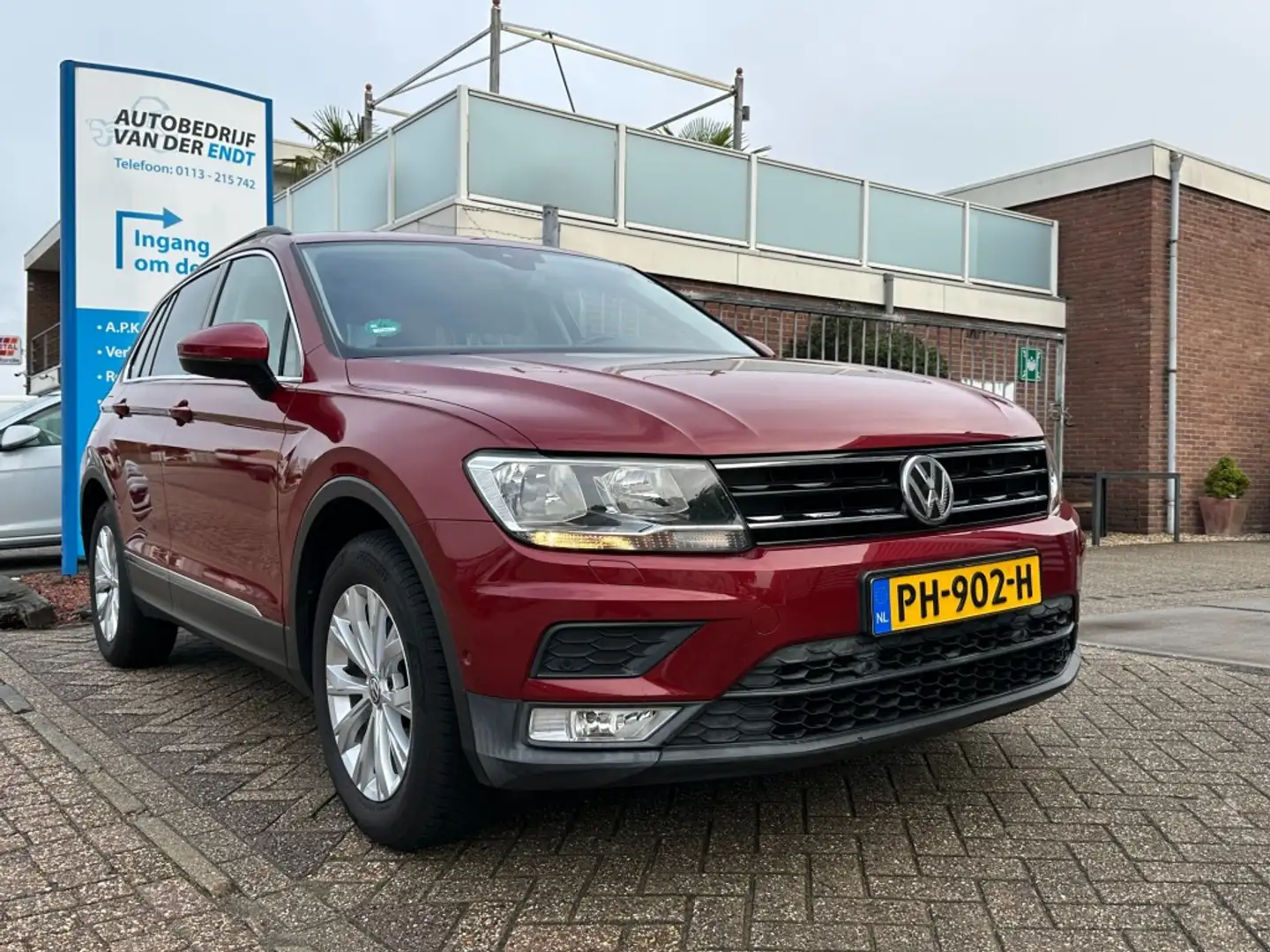 Volkswagen Tiguan 1.4 TSI ACT Connected Series  Elec. Trekhaak  Came Rood - 2