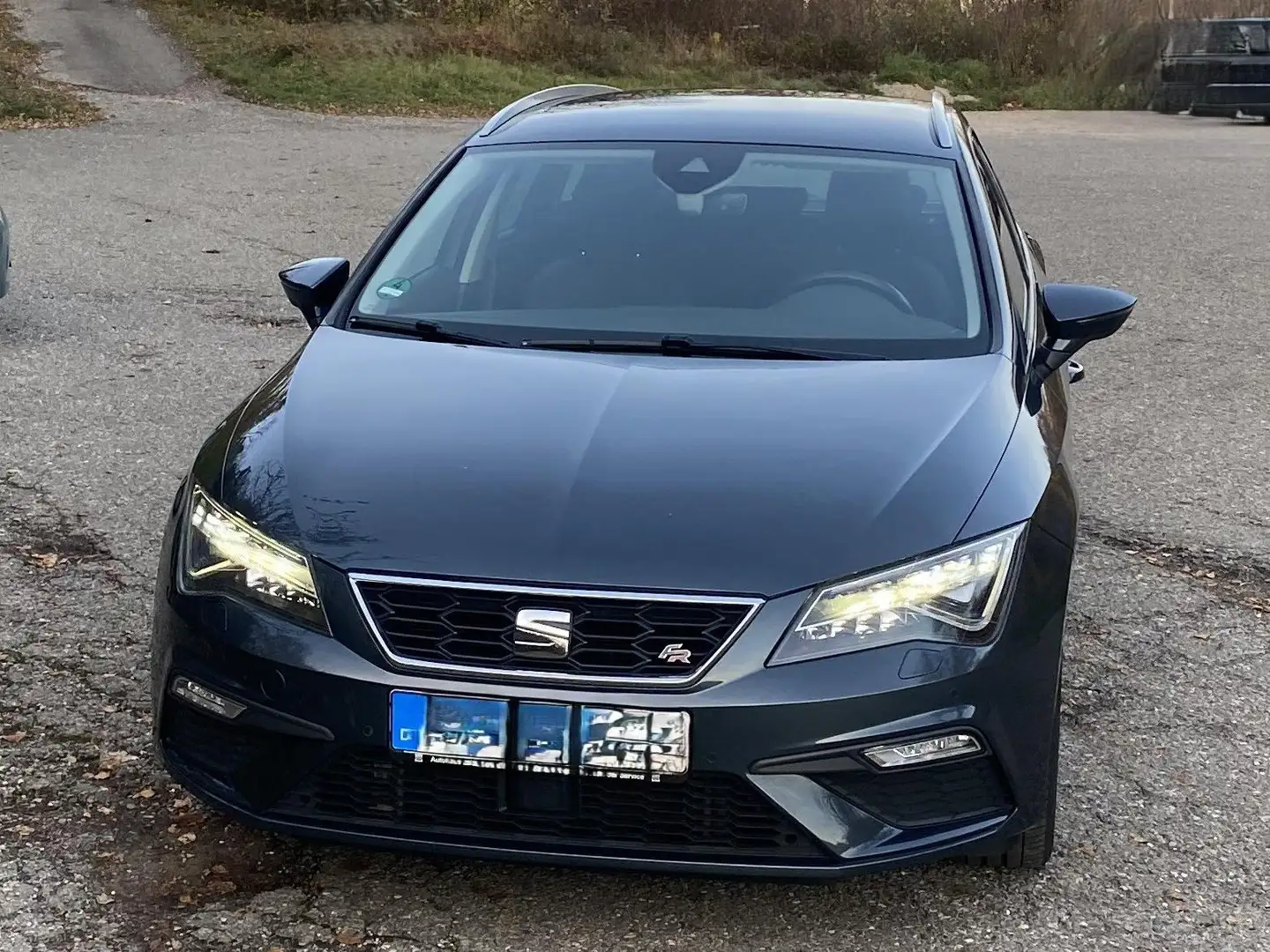SEAT Leon Leon ST ST 2.0 TSI DSG OPF FR Grau - 2