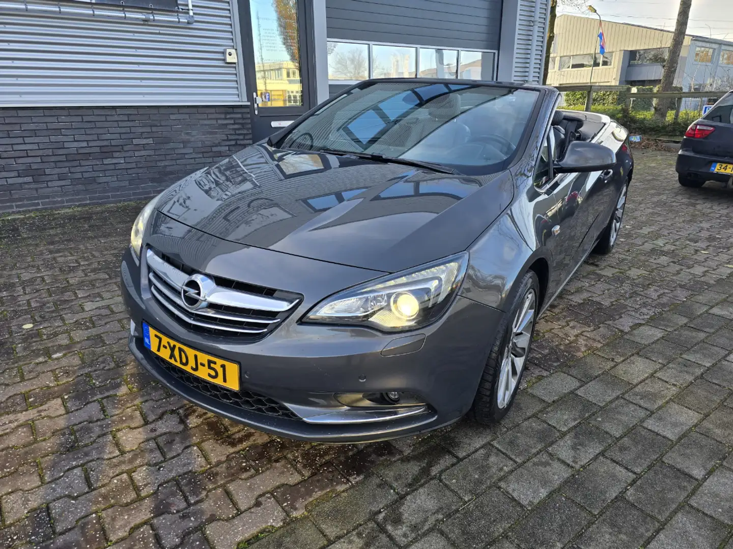 Opel Cascada 1.6 TURBO COSMO Grau - 2