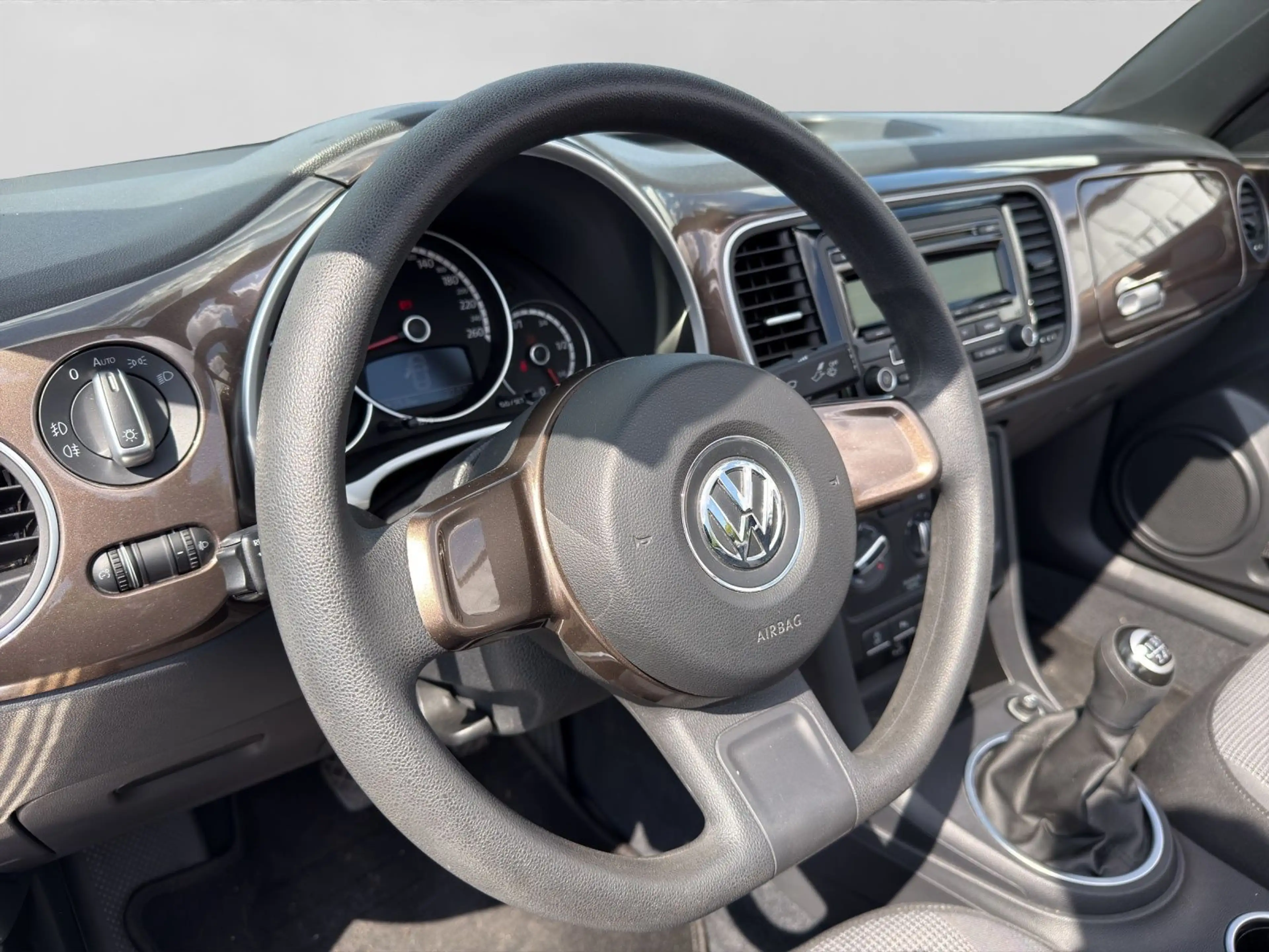 Volkswagen Beetle Cabrio 1.2 TSI DESIGN DASH-PAD APS+ LM16 — photo 9