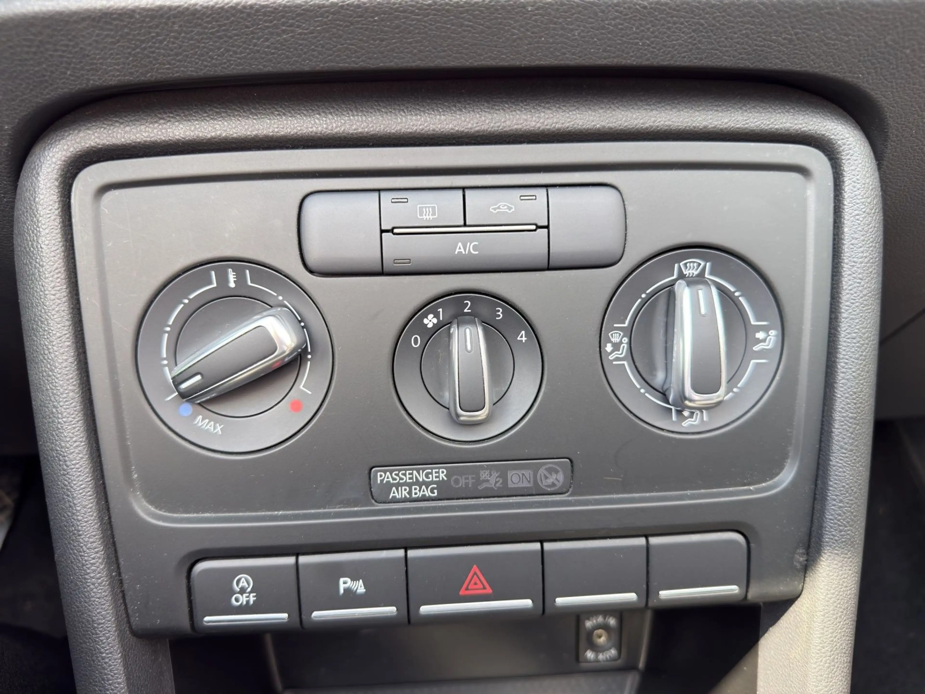Volkswagen Beetle Cabrio 1.2 TSI DESIGN DASH-PAD APS+ LM16 — photo 14