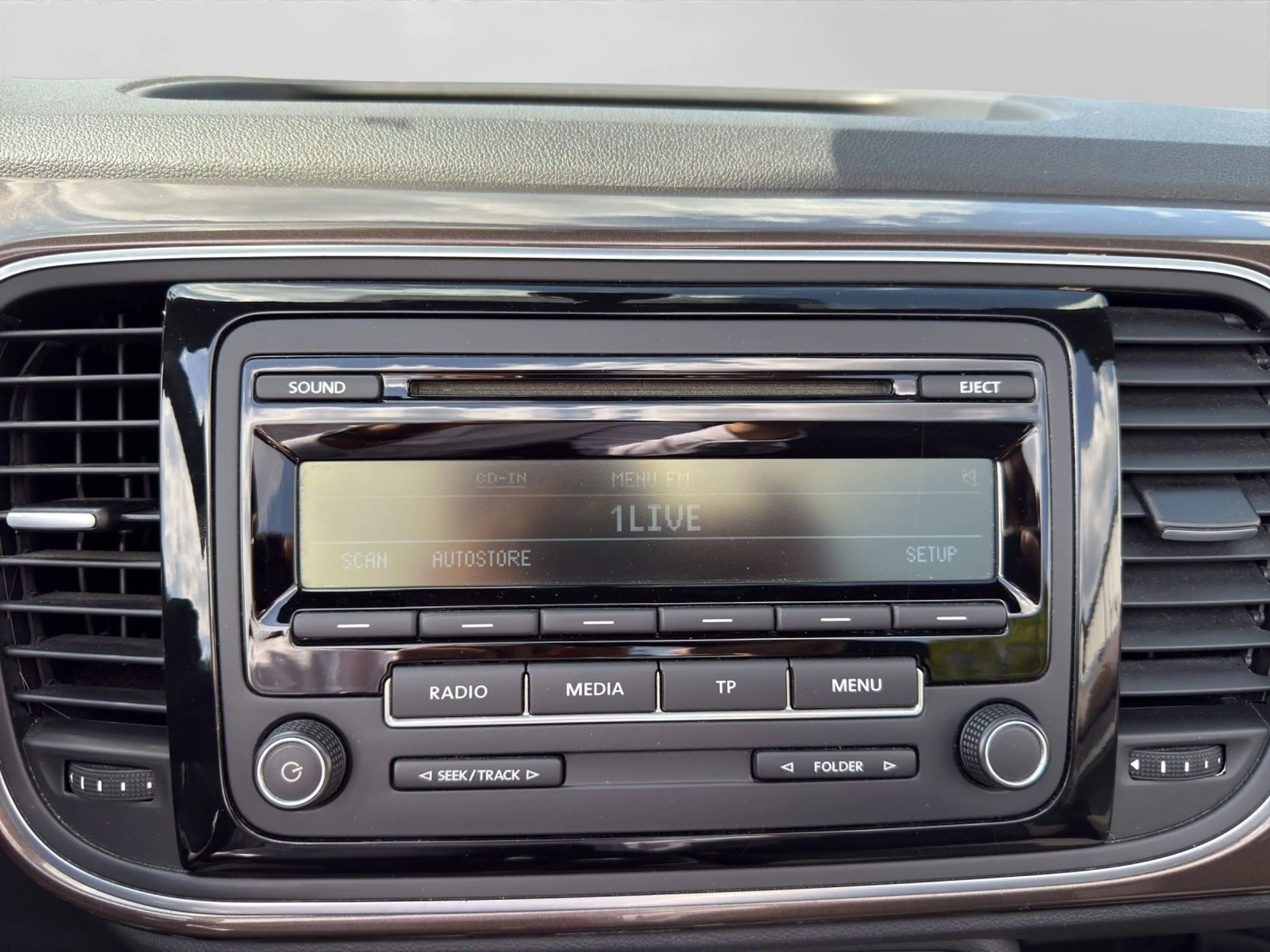 Volkswagen Beetle Cabrio 1.2 TSI DESIGN DASH-PAD APS+ LM16 — photo 12