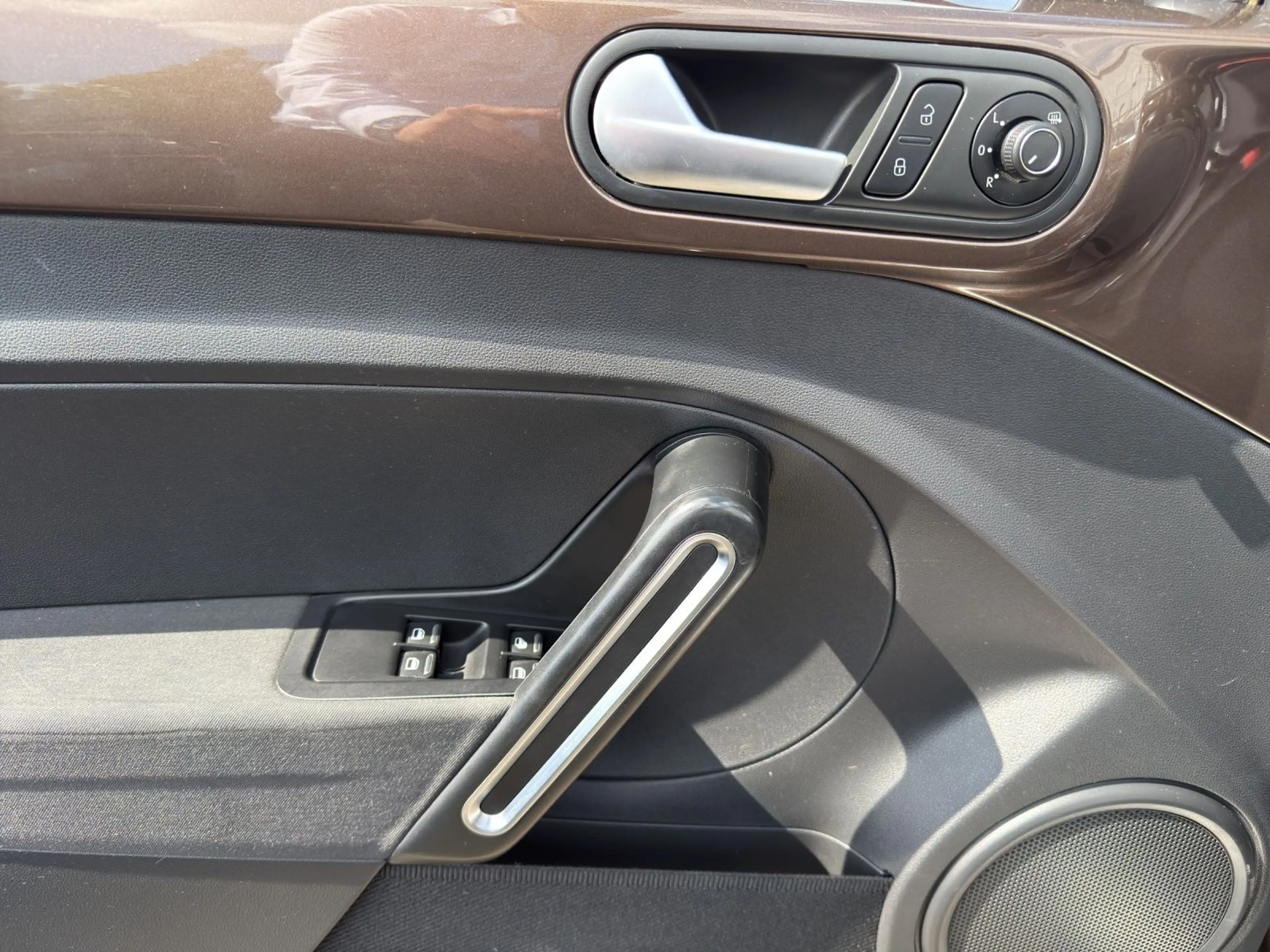 Volkswagen Beetle Cabrio 1.2 TSI DESIGN DASH-PAD APS+ LM16 — photo 8