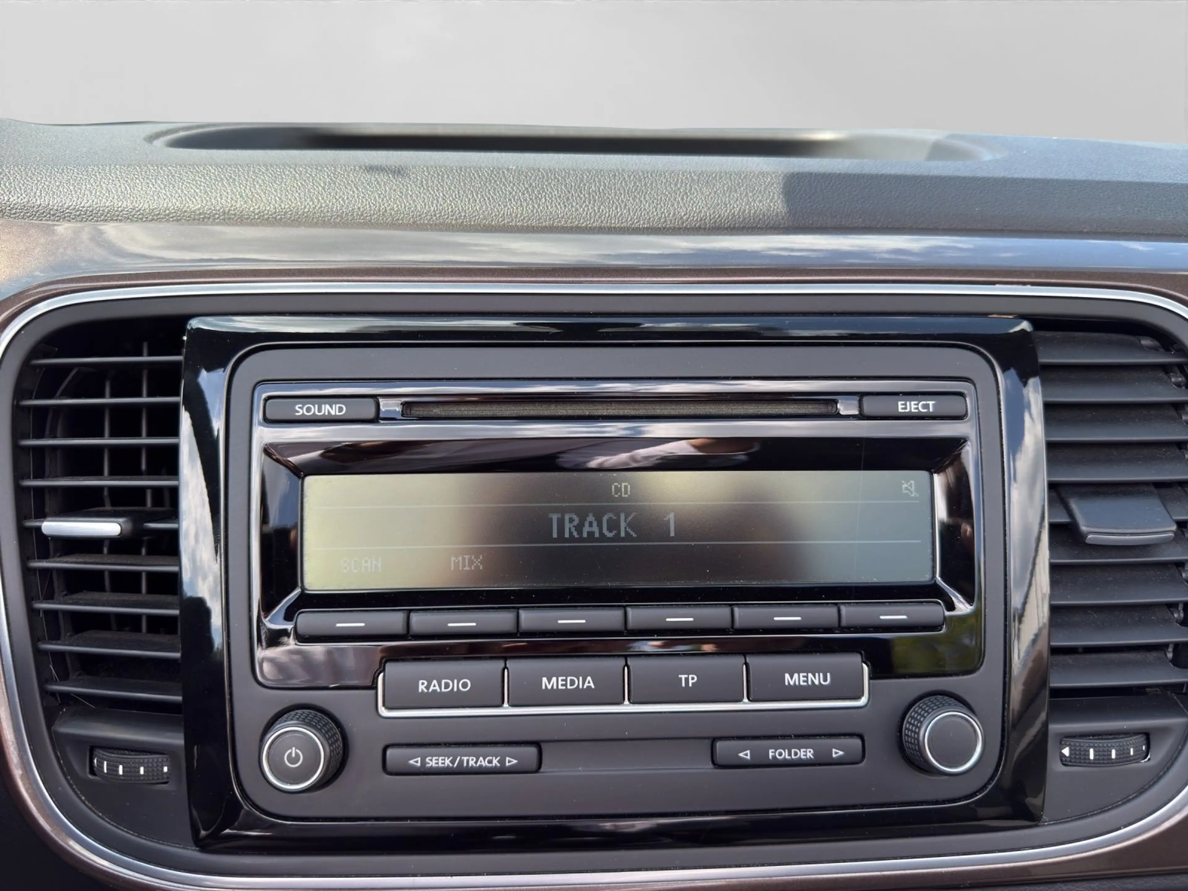 Volkswagen Beetle Cabrio 1.2 TSI DESIGN DASH-PAD APS+ LM16 — photo 13